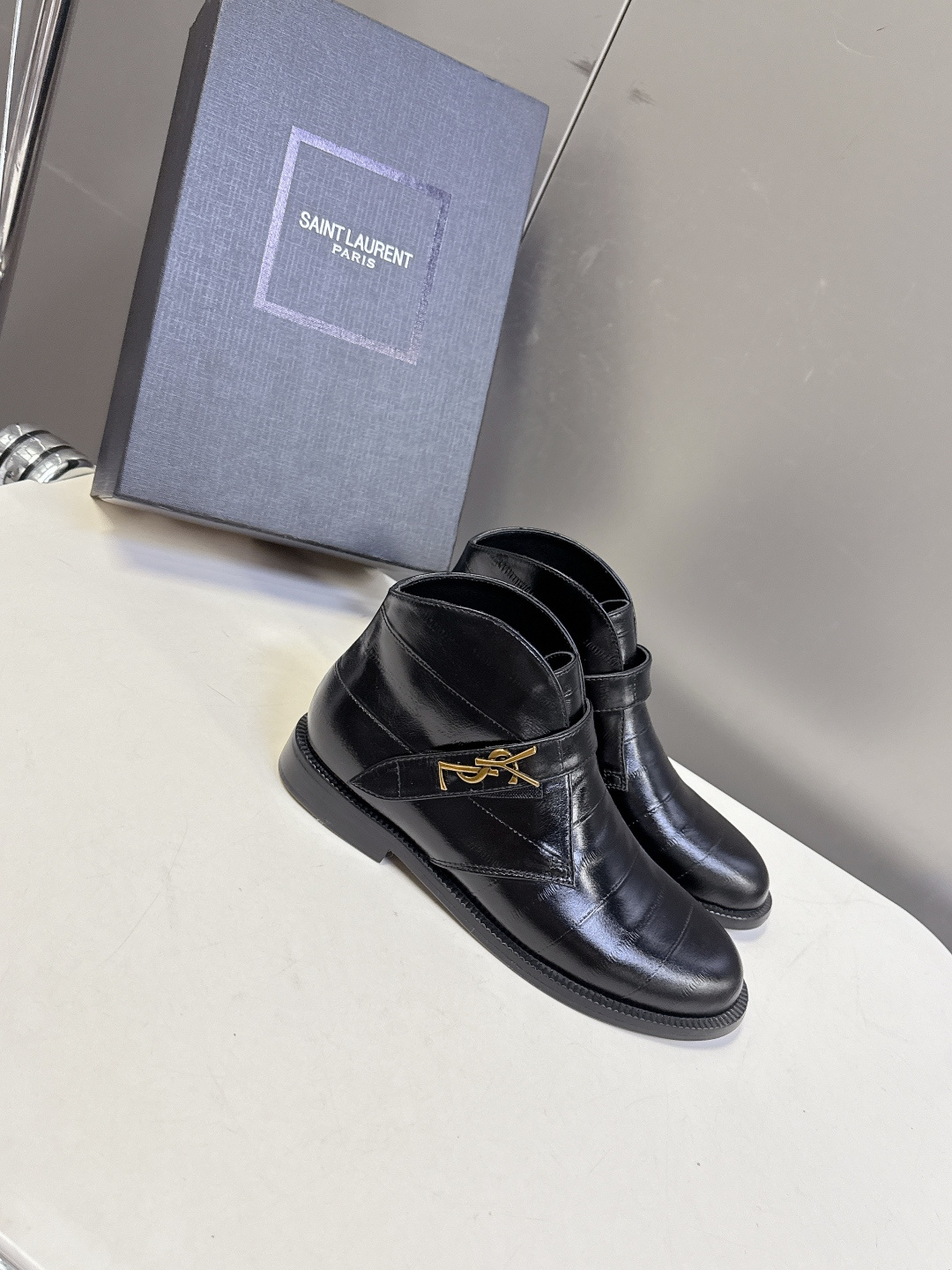 Saint Laurent圣罗兰秋冬最新款短靴 超级超级无敌火爆的一个款这款我们家每个版面的五金扣都要开