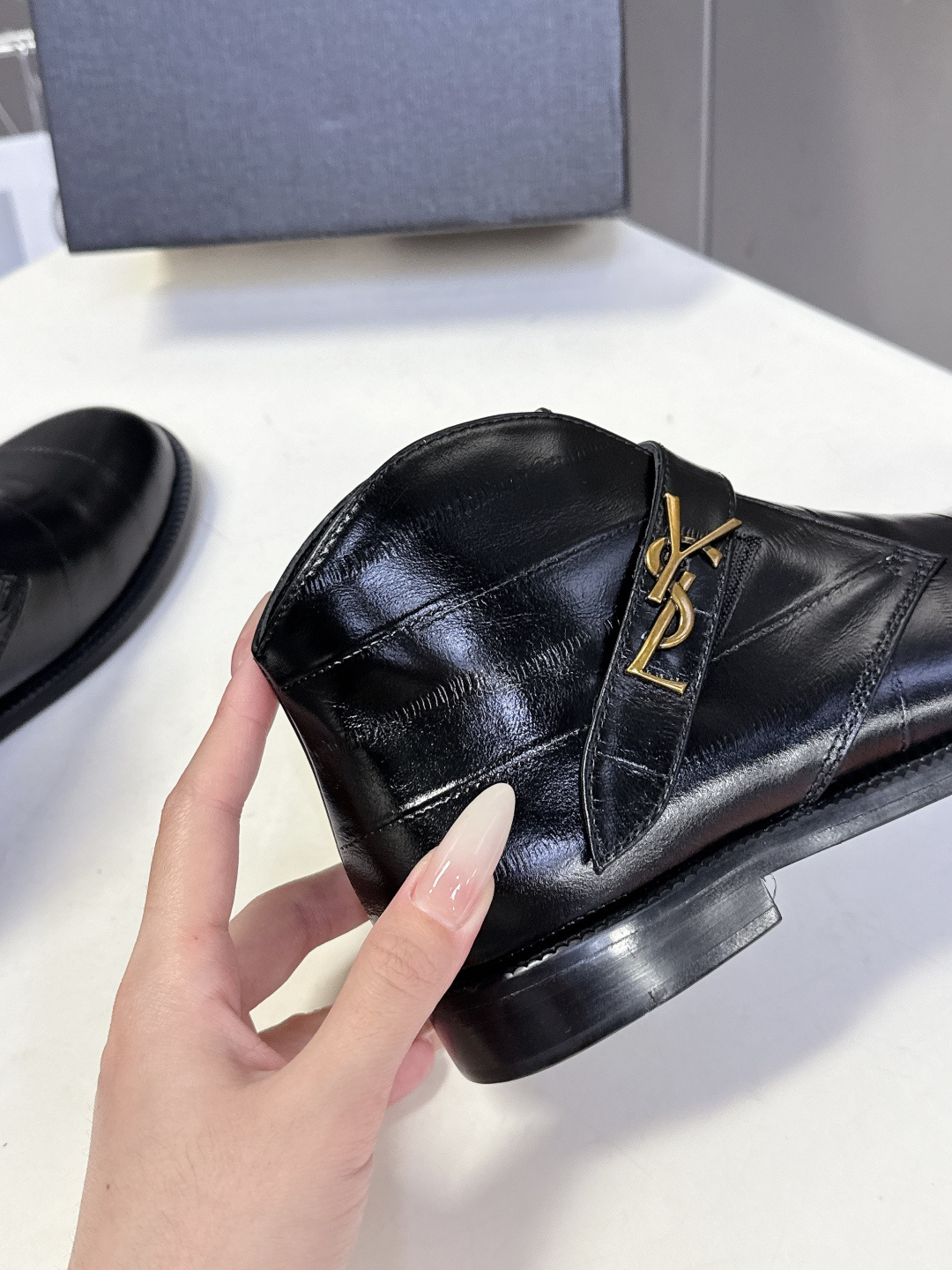 Saint Laurent圣罗兰秋冬最新款短靴 超级超级无敌火爆的一个款这款我们家每个版面的五金扣都要开