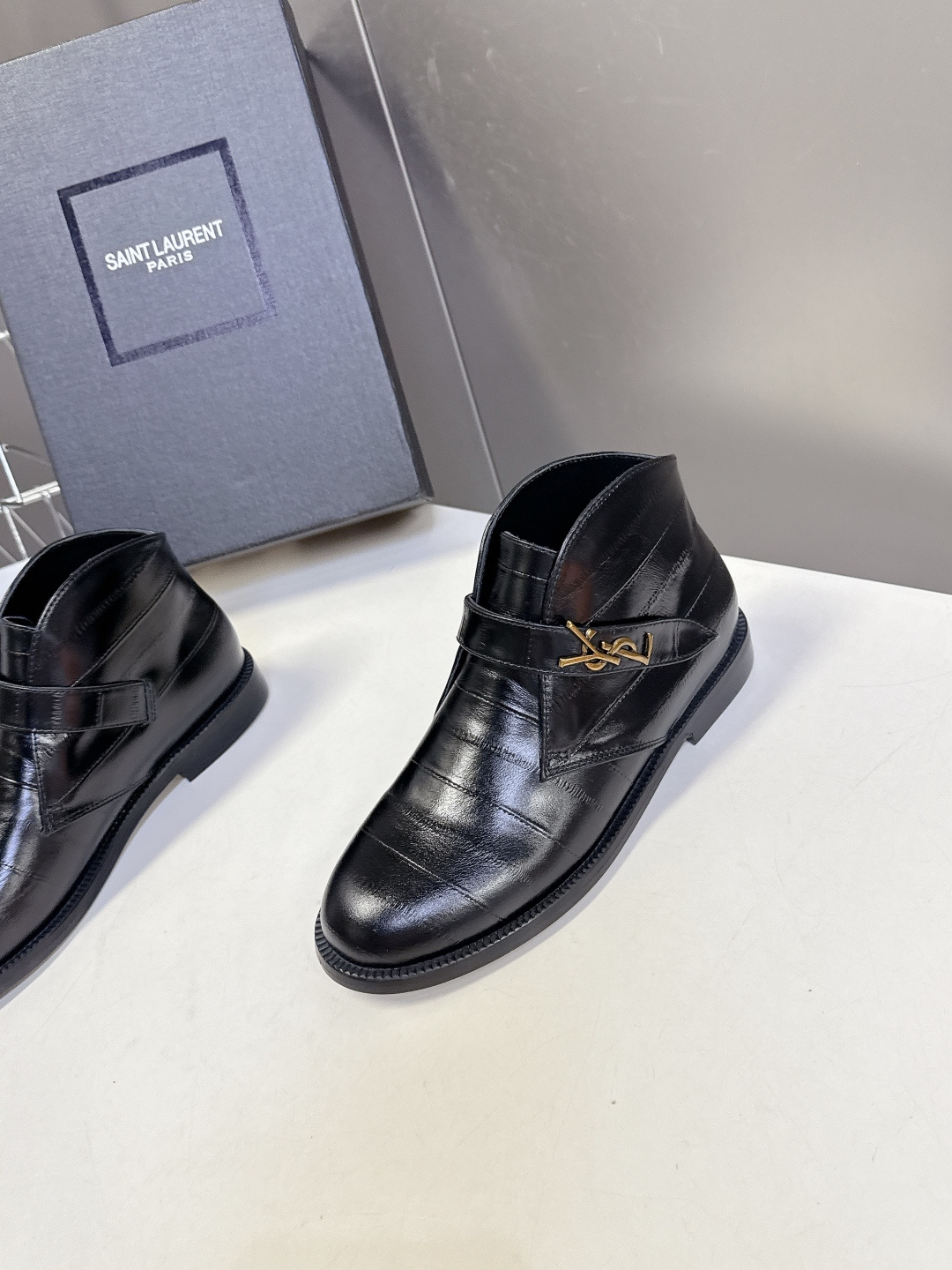 Saint Laurent圣罗兰秋冬最新款短靴 超级超级无敌火爆的一个款这款我们家每个版面的五金扣都要开