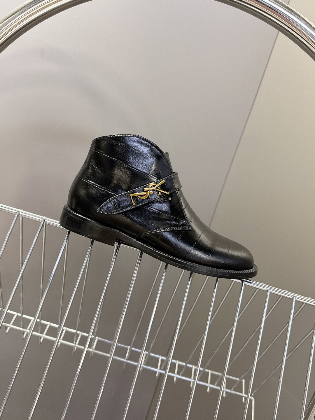 Saint Laurent圣罗兰秋冬最新款短靴 超级超级无敌火爆的一个款这款我们家每个版面的五金扣都要开