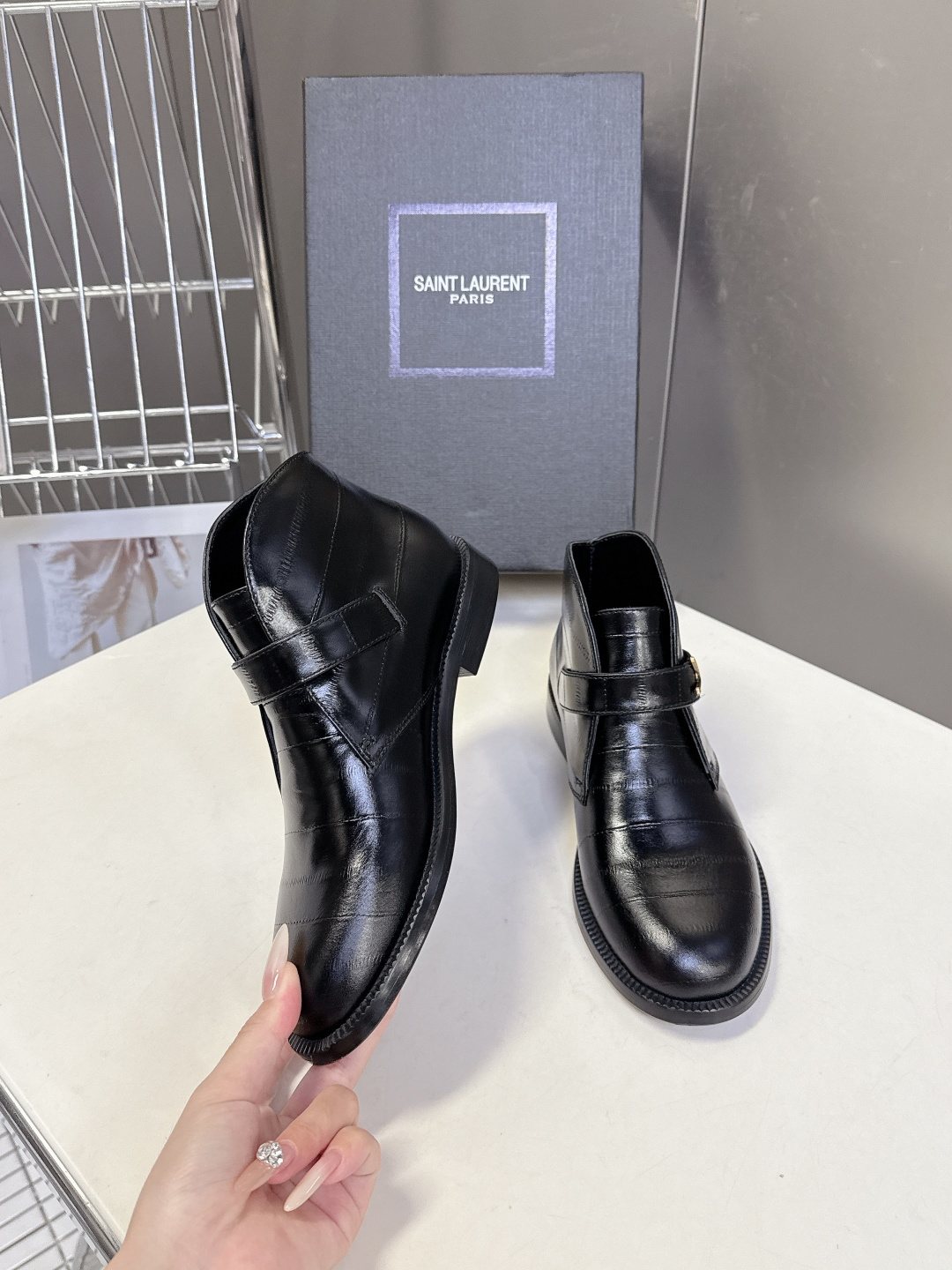 Saint Laurent圣罗兰秋冬最新款短靴 超级超级无敌火爆的一个款这款我们家每个版面的五金扣都要开