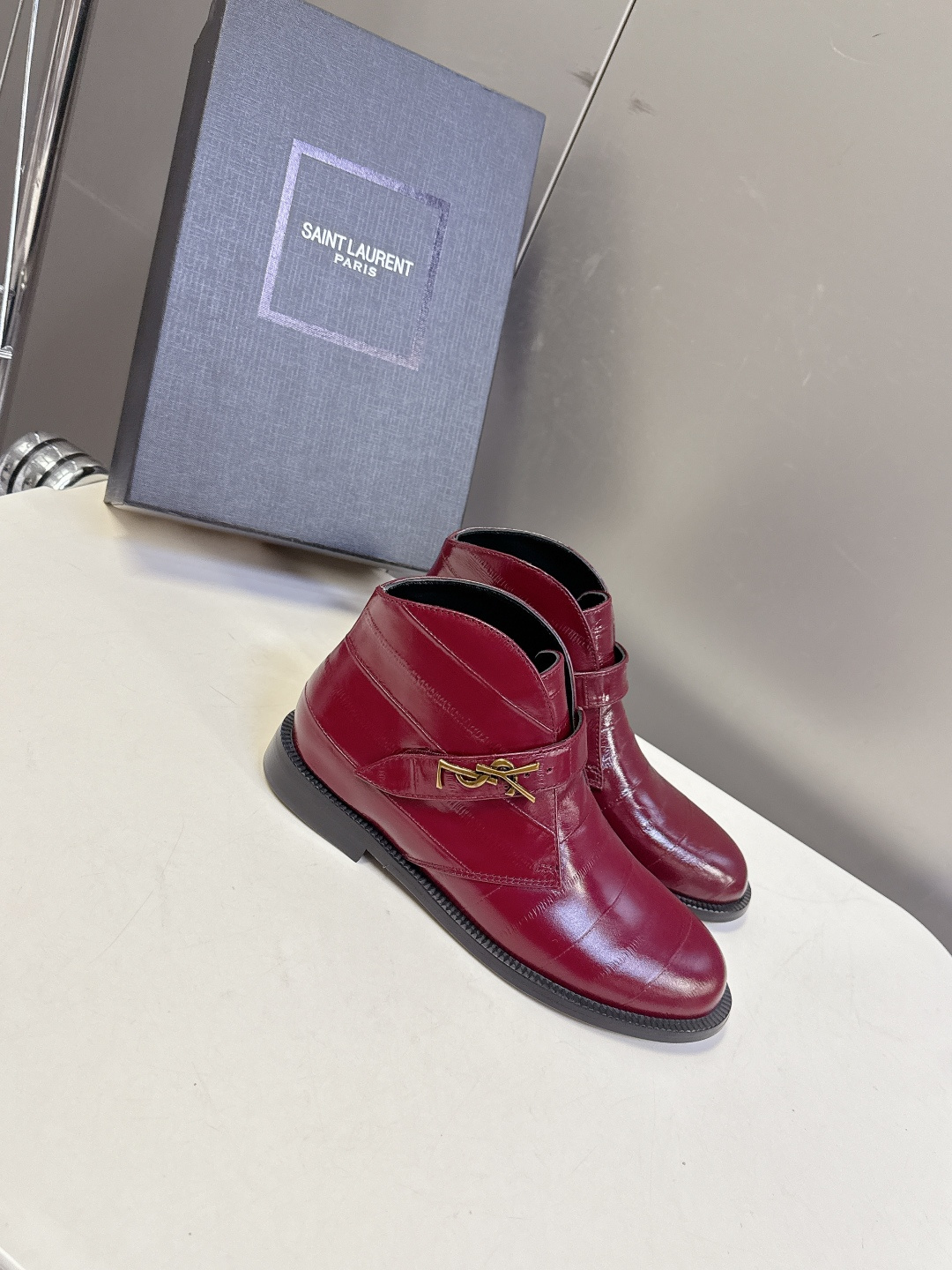 Saint Laurent圣罗兰秋冬最新款短靴 超级超级无敌火爆的一个款这款我们家每个版面的五金扣都要开