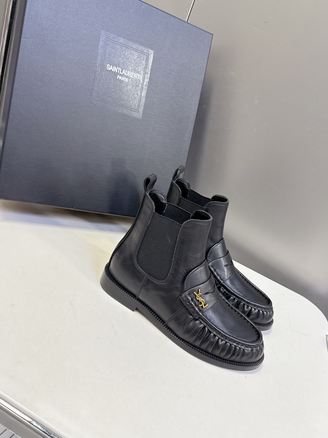 Saint Laurent圣罗兰秋冬最新款短靴 超级超级无敌火爆的一个款这款我们家每个版面的五金扣都要开