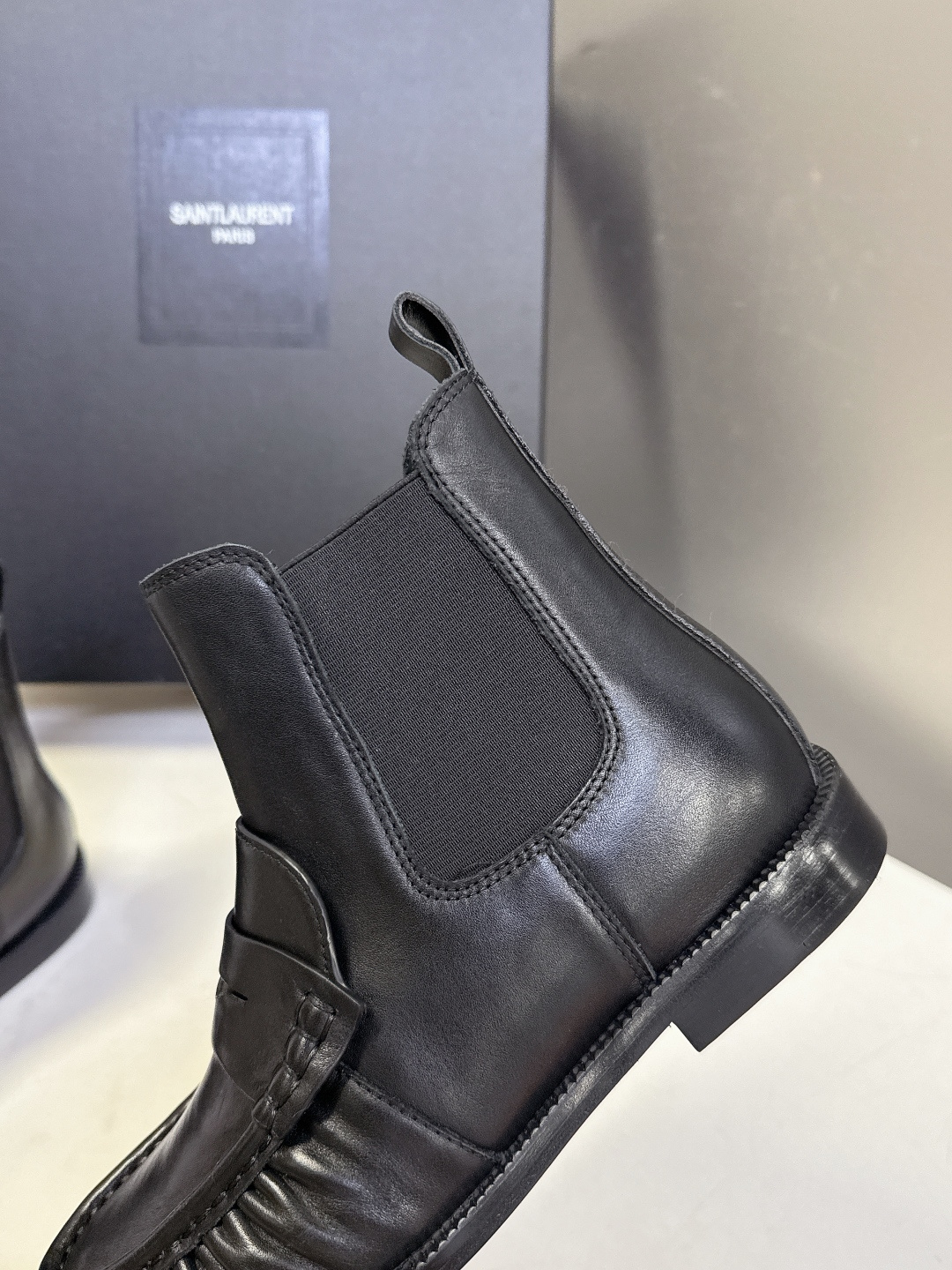 Saint Laurent圣罗兰秋冬最新款短靴 超级超级无敌火爆的一个款这款我们家每个版面的五金扣都要开
