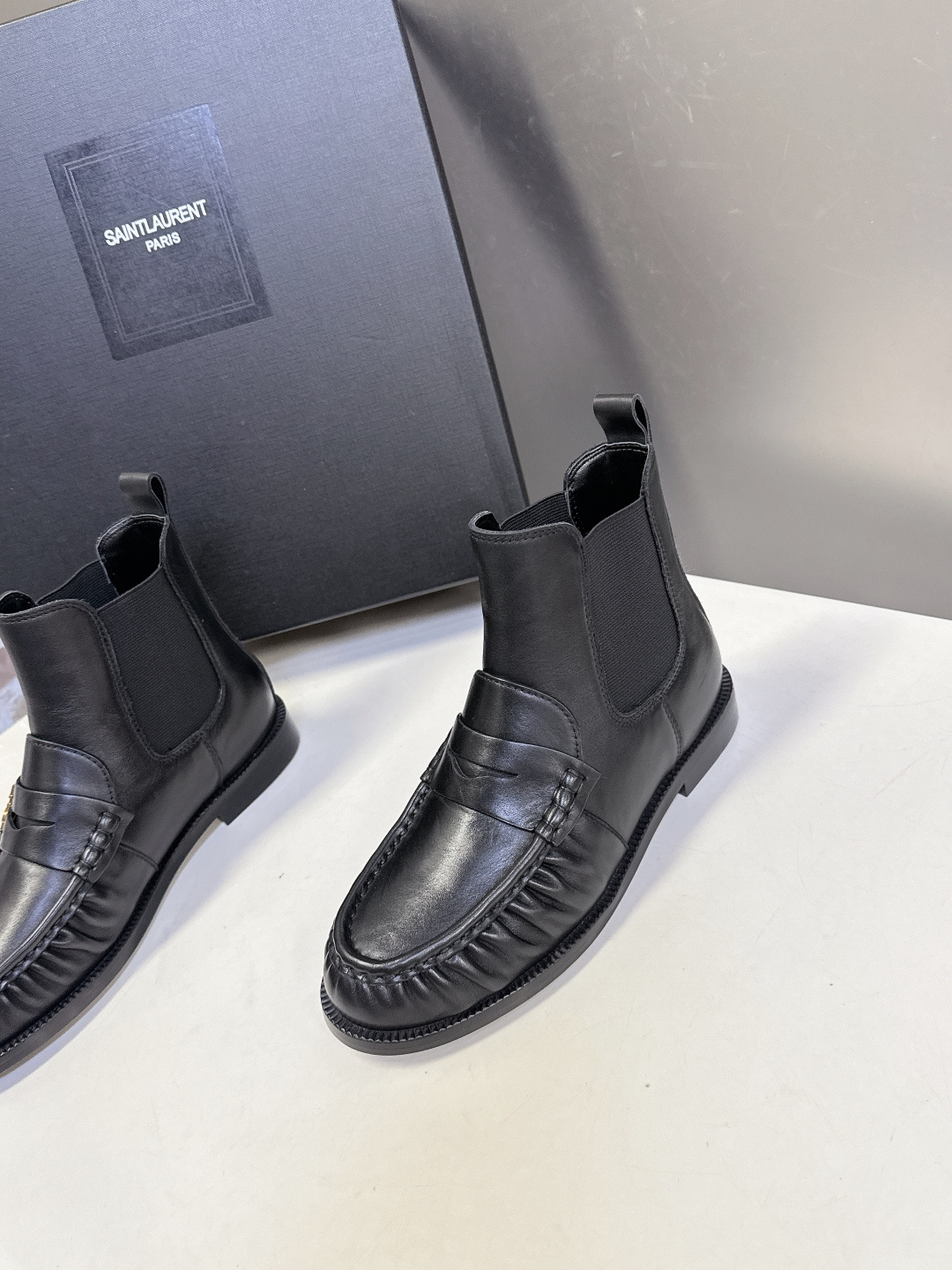 Saint Laurent圣罗兰秋冬最新款短靴 超级超级无敌火爆的一个款这款我们家每个版面的五金扣都要开