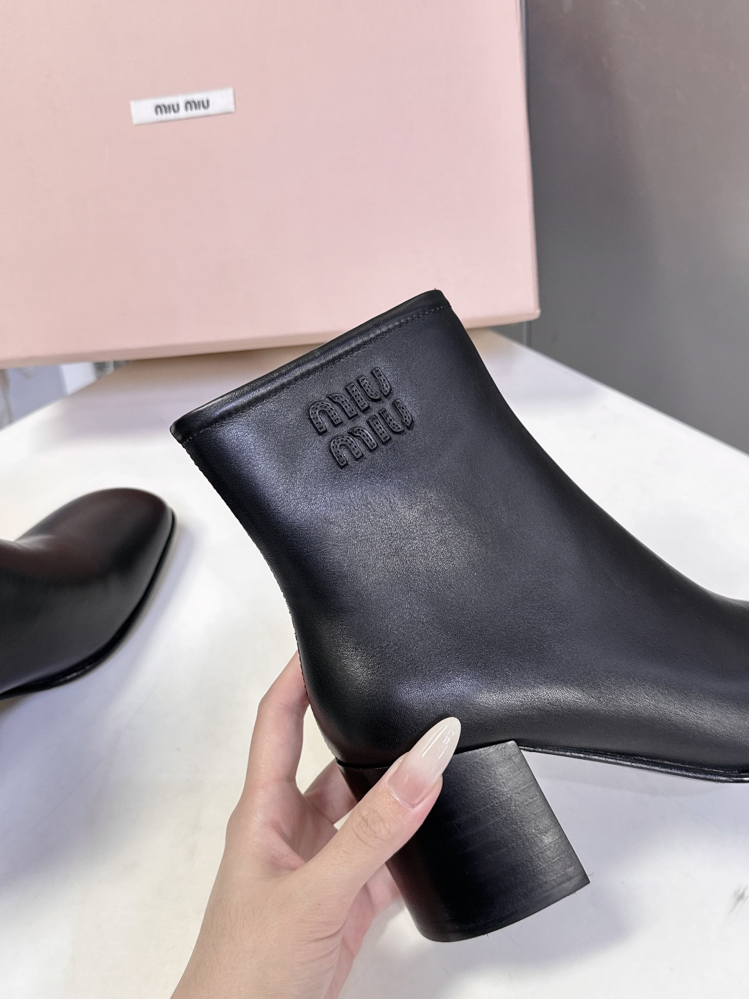 MiuMiu缪缪秋冬最新款复古 短靴 超多明星时尚博主种草 当下最流行的型体隔板设计 结合美拉德色系皮料
