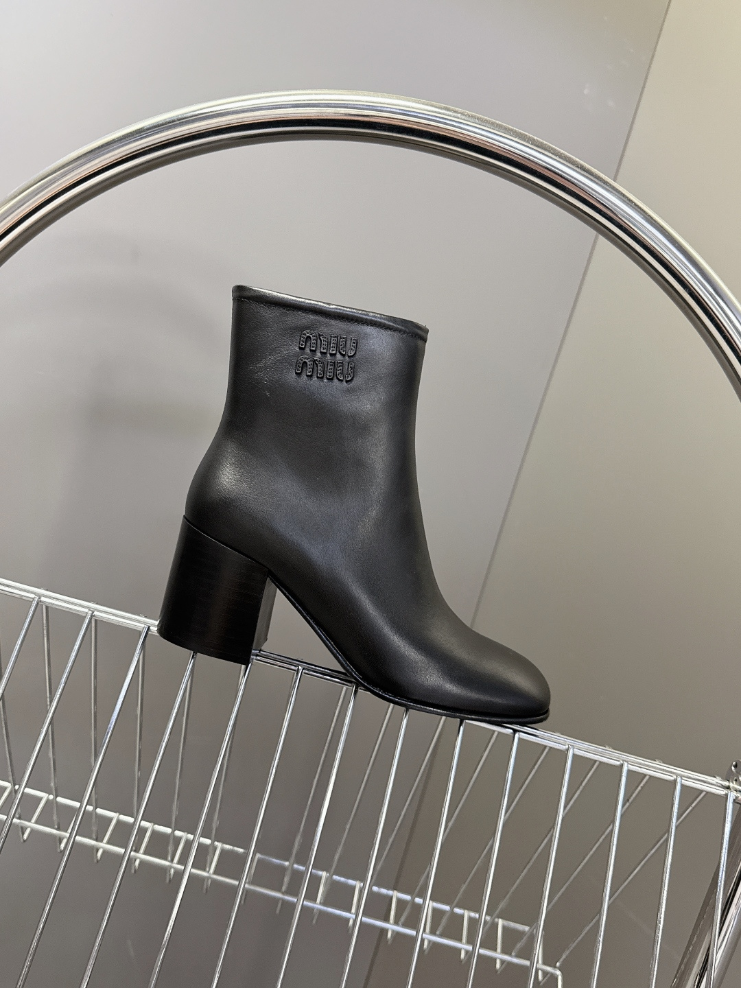 MiuMiu缪缪秋冬最新款复古 短靴 超多明星时尚博主种草 当下最流行的型体隔板设计 结合美拉德色系皮料