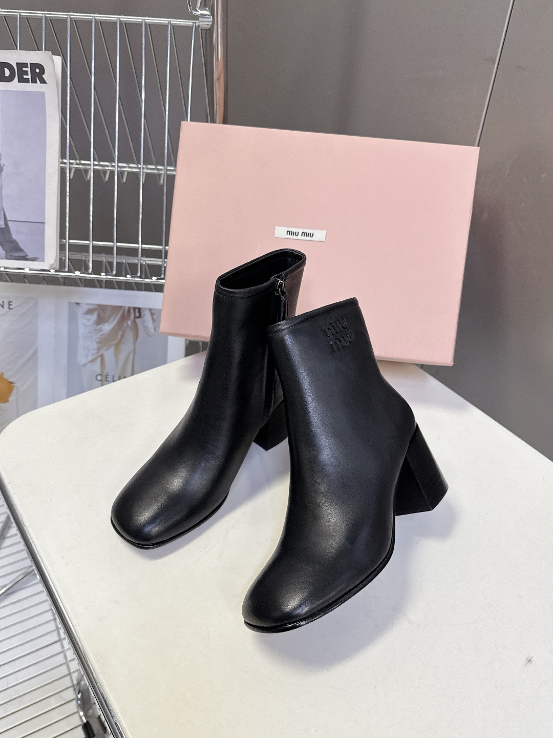 MiuMiu缪缪秋冬最新款复古 短靴 超多明星时尚博主种草 当下最流行的型体隔板设计 结合美拉德色系皮料