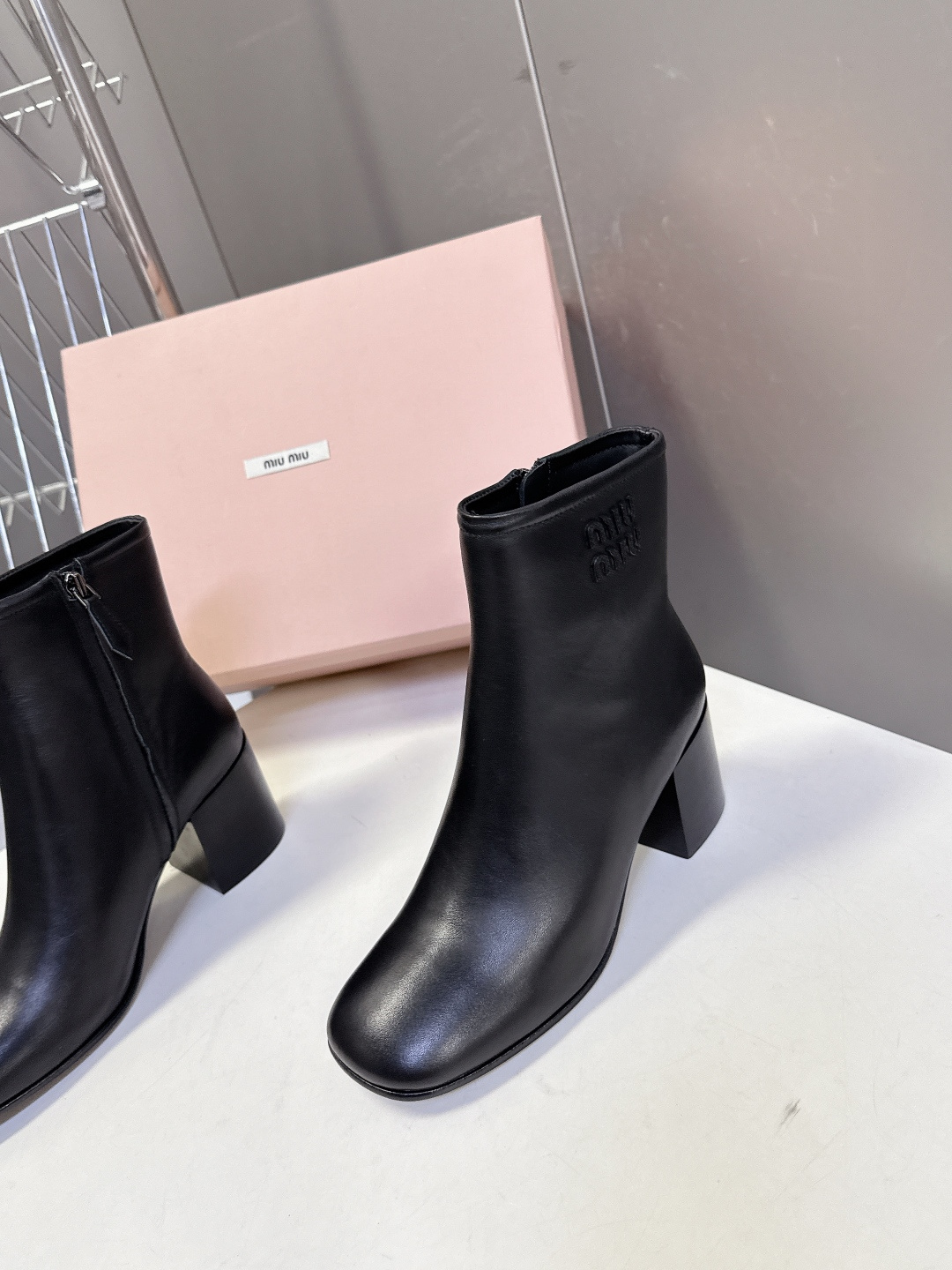 MiuMiu缪缪秋冬最新款复古 短靴 超多明星时尚博主种草 当下最流行的型体隔板设计 结合美拉德色系皮料