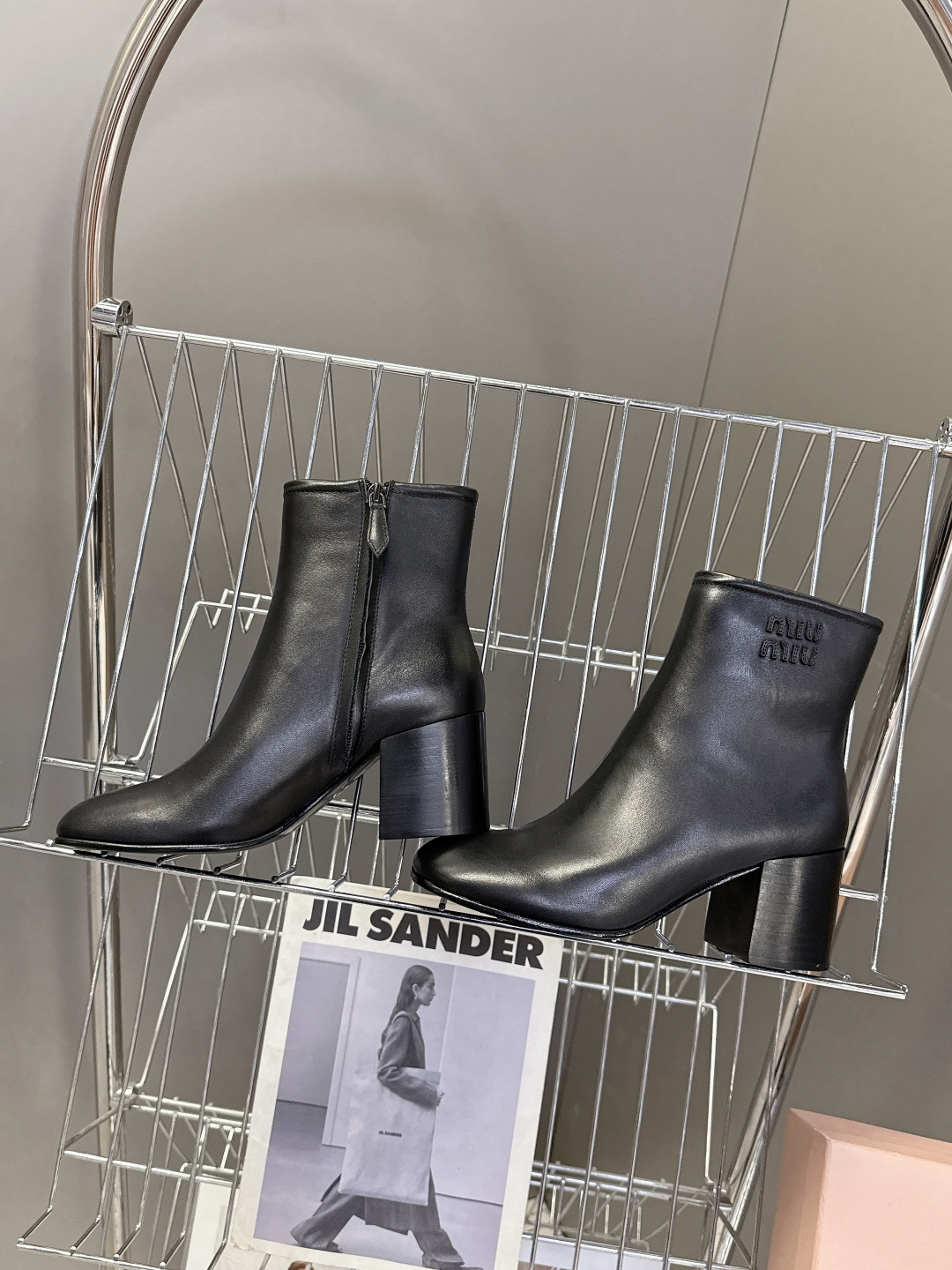 MiuMiu缪缪秋冬最新款复古 短靴 超多明星时尚博主种草 当下最流行的型体隔板设计 结合美拉德色系皮料