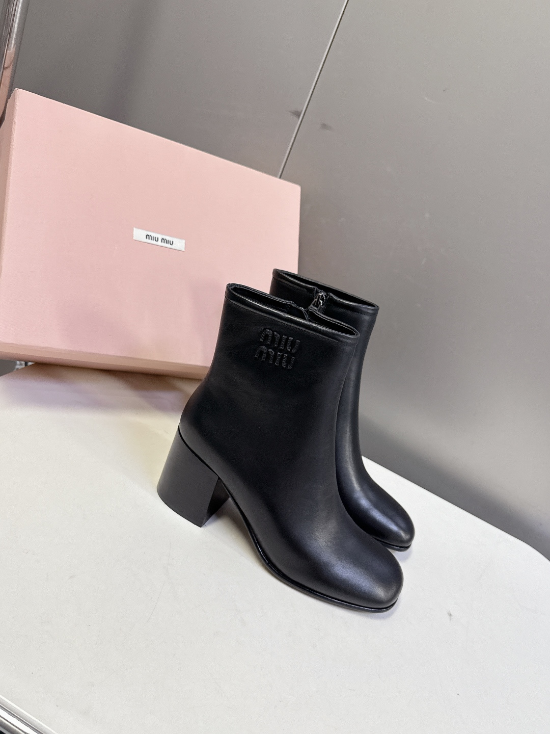 MiuMiu缪缪秋冬最新款复古 短靴 超多明星时尚博主种草 当下最流行的型体隔板设计 结合美拉德色系皮料