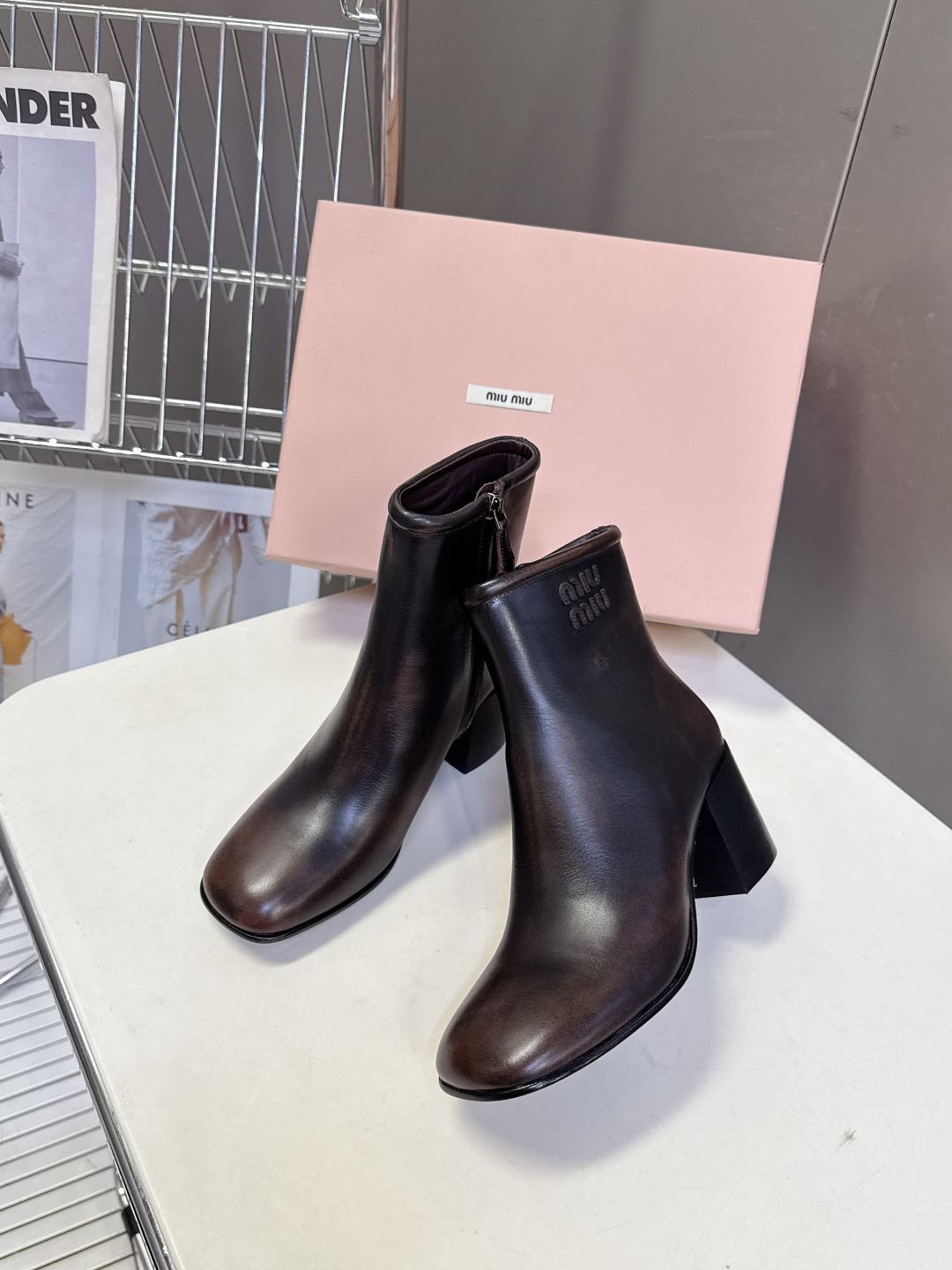 MiuMiu缪缪秋冬最新款复古 短靴 超多明星时尚博主种草 当下最流行的型体隔板设计 结合美拉德色系皮料