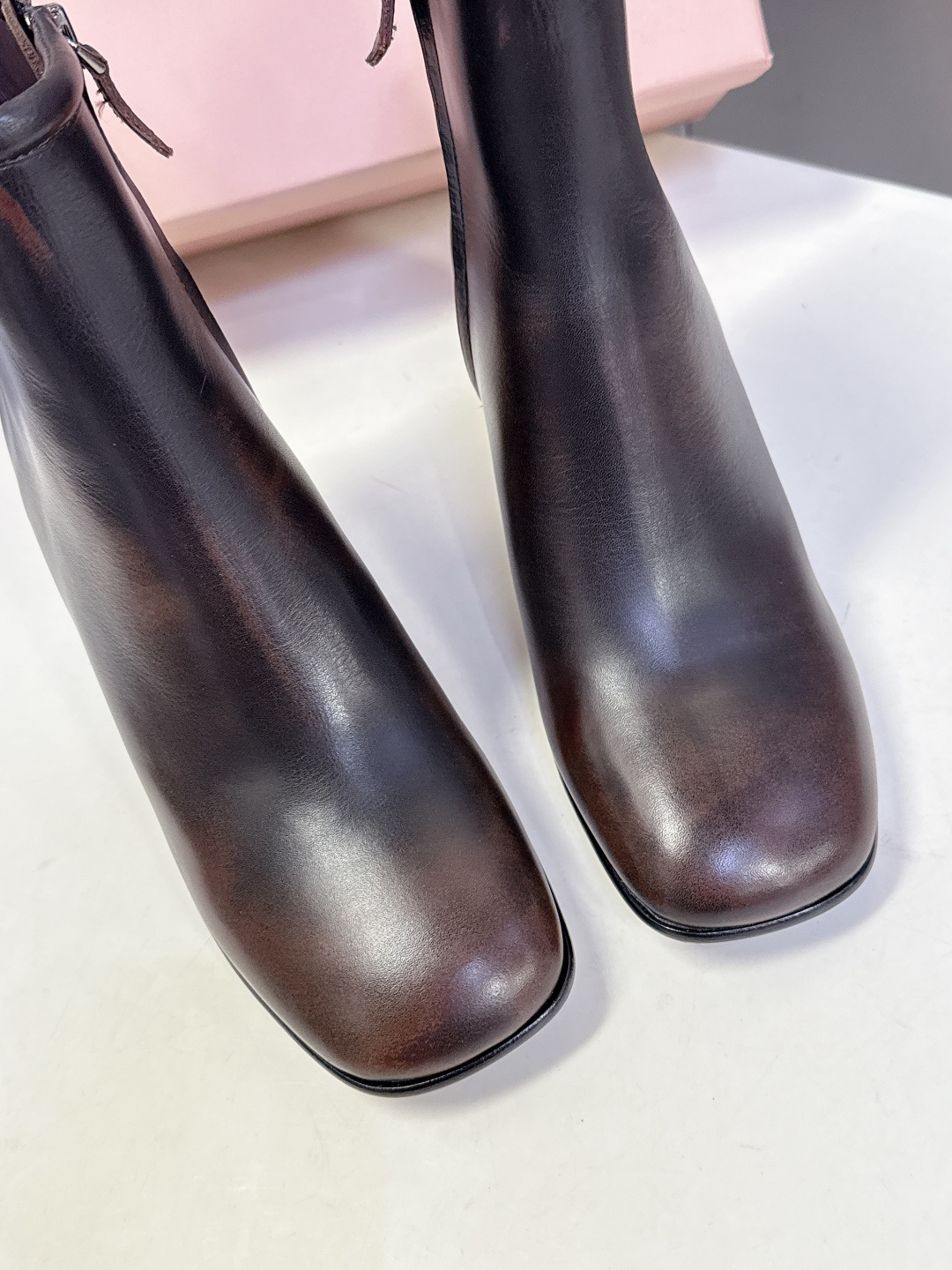 MiuMiu缪缪秋冬最新款复古 短靴 超多明星时尚博主种草 当下最流行的型体隔板设计 结合美拉德色系皮料