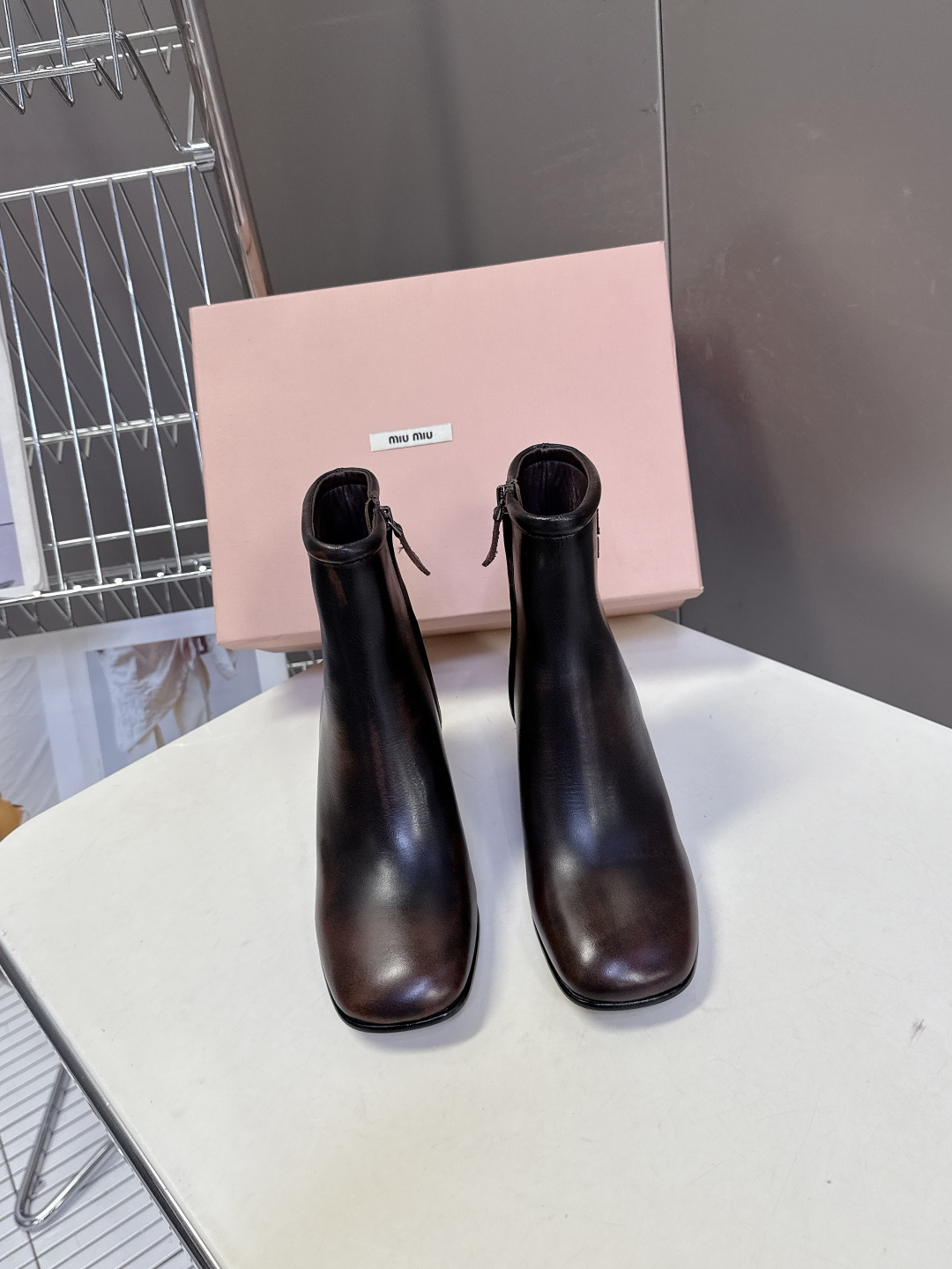 MiuMiu缪缪秋冬最新款复古 短靴 超多明星时尚博主种草 当下最流行的型体隔板设计 结合美拉德色系皮料