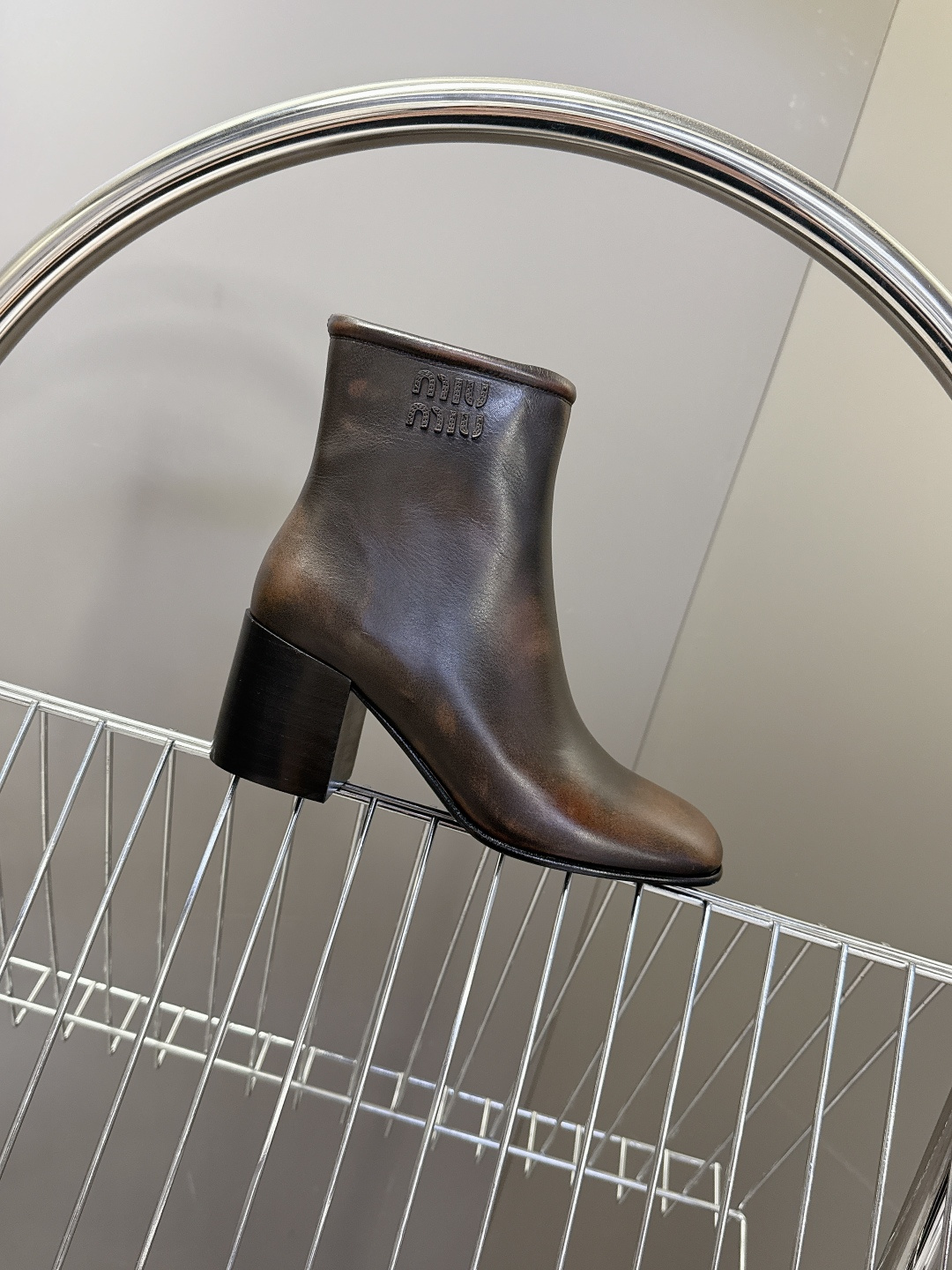 MiuMiu缪缪秋冬最新款复古 短靴 超多明星时尚博主种草 当下最流行的型体隔板设计 结合美拉德色系皮料