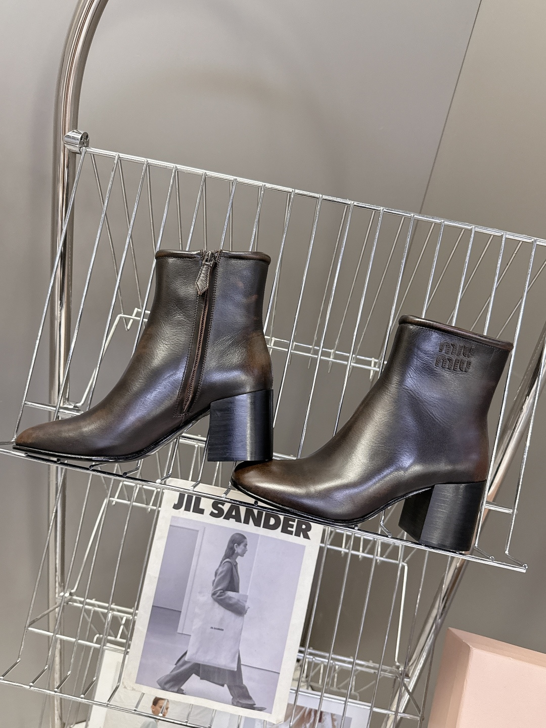 MiuMiu缪缪秋冬最新款复古 短靴 超多明星时尚博主种草 当下最流行的型体隔板设计 结合美拉德色系皮料