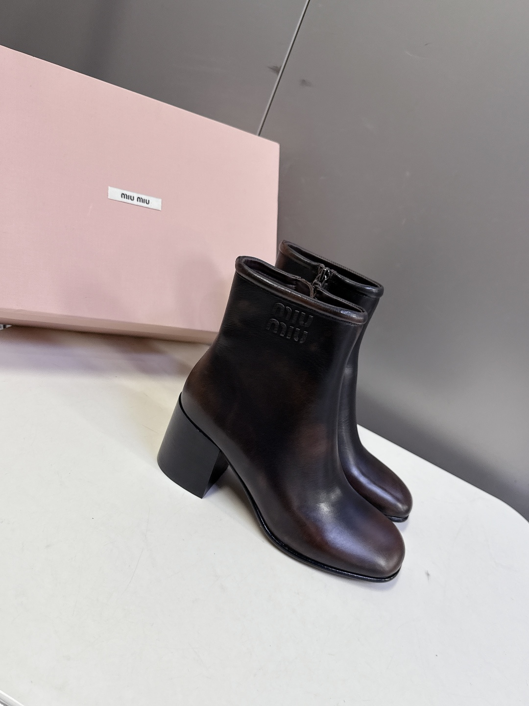 MiuMiu缪缪秋冬最新款复古 短靴 超多明星时尚博主种草 当下最流行的型体隔板设计 结合美拉德色系皮料