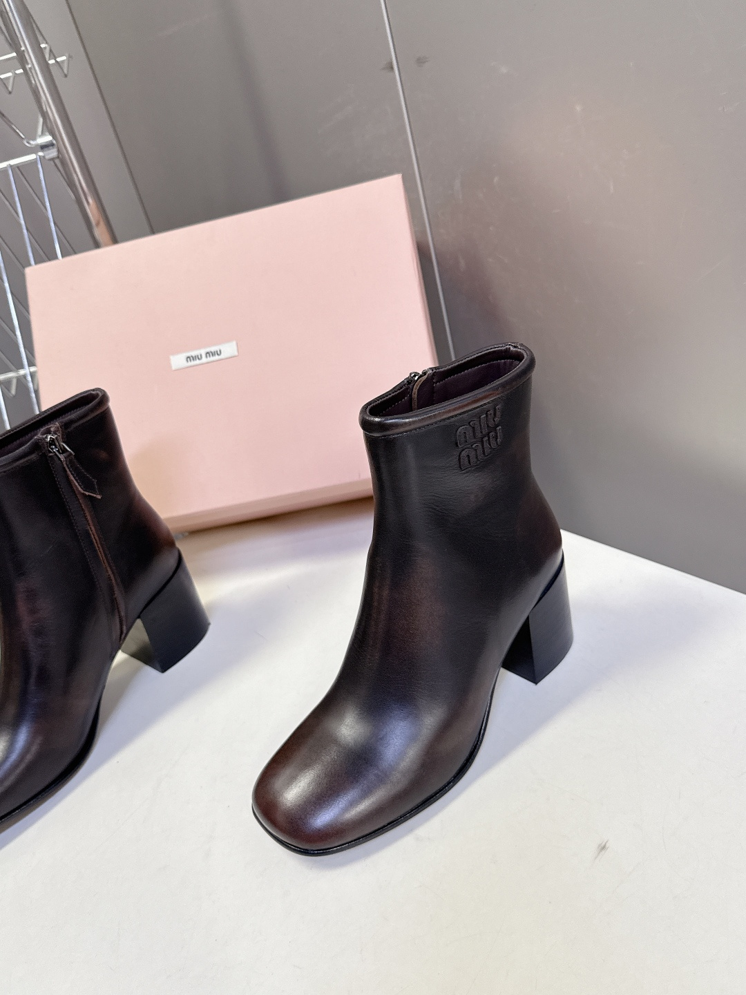 MiuMiu缪缪秋冬最新款复古 短靴 超多明星时尚博主种草 当下最流行的型体隔板设计 结合美拉德色系皮料