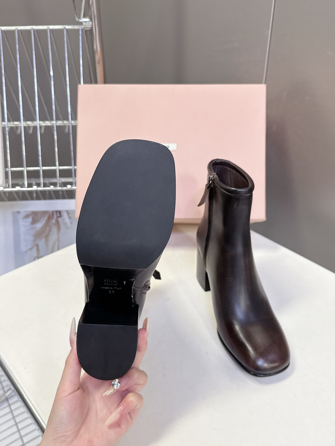 MiuMiu缪缪秋冬最新款复古 短靴 超多明星时尚博主种草 当下最流行的型体隔板设计 结合美拉德色系皮料