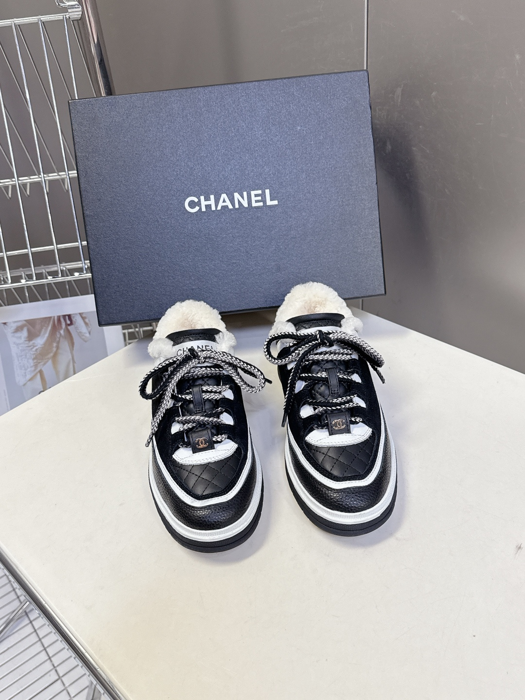 NO:593830,Chanel's latest 25C casual furry sneakers, original mold customization, incomparably beautiful and easy to wear, absolute fairy style, super comfortable, high-end and durable color matching, versatile, casual casual sports style, cool and natural, interpreting Chanel's fashionable femininity. The upper is made of custom imported pebbled calfskin, custom frosted calfskin, lining with real wool, super warm, hardware accessories, original full set of molds (not for general use in the market)  Original custom molded TPU combination outsole, women's size 35-39 (customized for 40, 41), casual shoes/sports shoes, chanel, chanel, sneakers, cowhide19860909Chanel 香奈儿最新25C休闲毛毛运动鞋 原版模具定制 无敌漂亮又好穿 绝对仙女款 超级舒服,配色高级耐看 百搭 率性的休闲运动风,飒爽又自然,演绎香奈儿的时髦女性气质 鞋面 采用定制进口荔枝纹小牛皮定制磨砂小牛皮 内里真羊毛里 超级暖和 五金配件 原版全套开模 (非市场通用) 原版定制开模TPU组合大底 女码35-39(40、41定做),休闲鞋/运动鞋,chanel,chanel,sneakers,cowhide,Women's Shoes