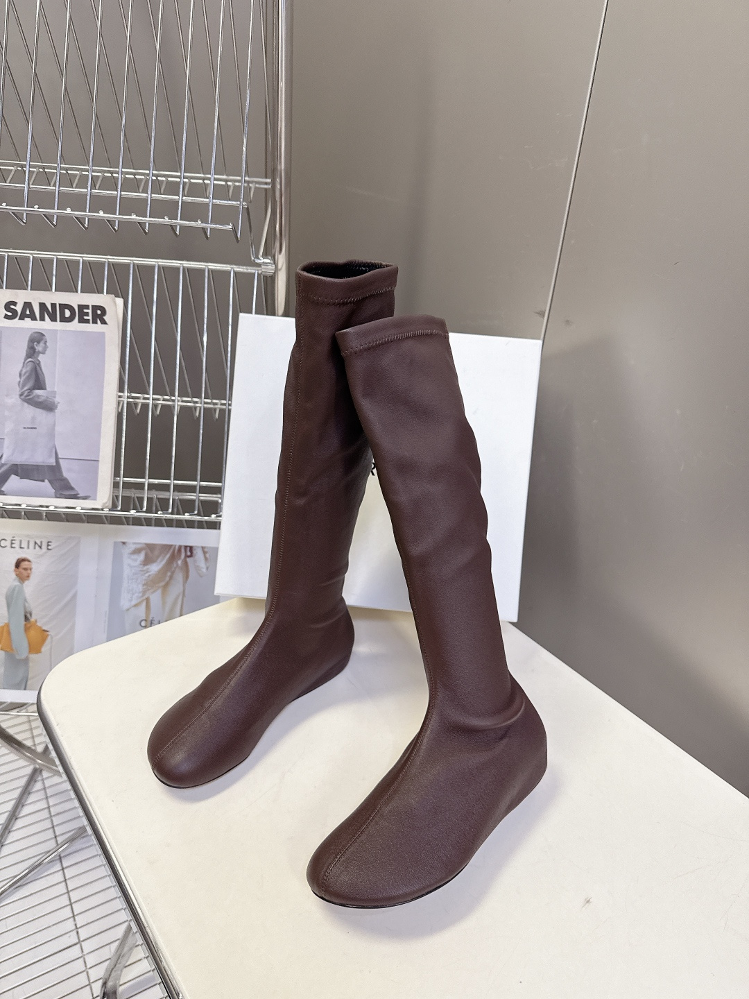 carven秋冬最新老钱风秀款 弹力长靴 超多明星时尚博主种草 carven靴子的设计风格通常以经典简约