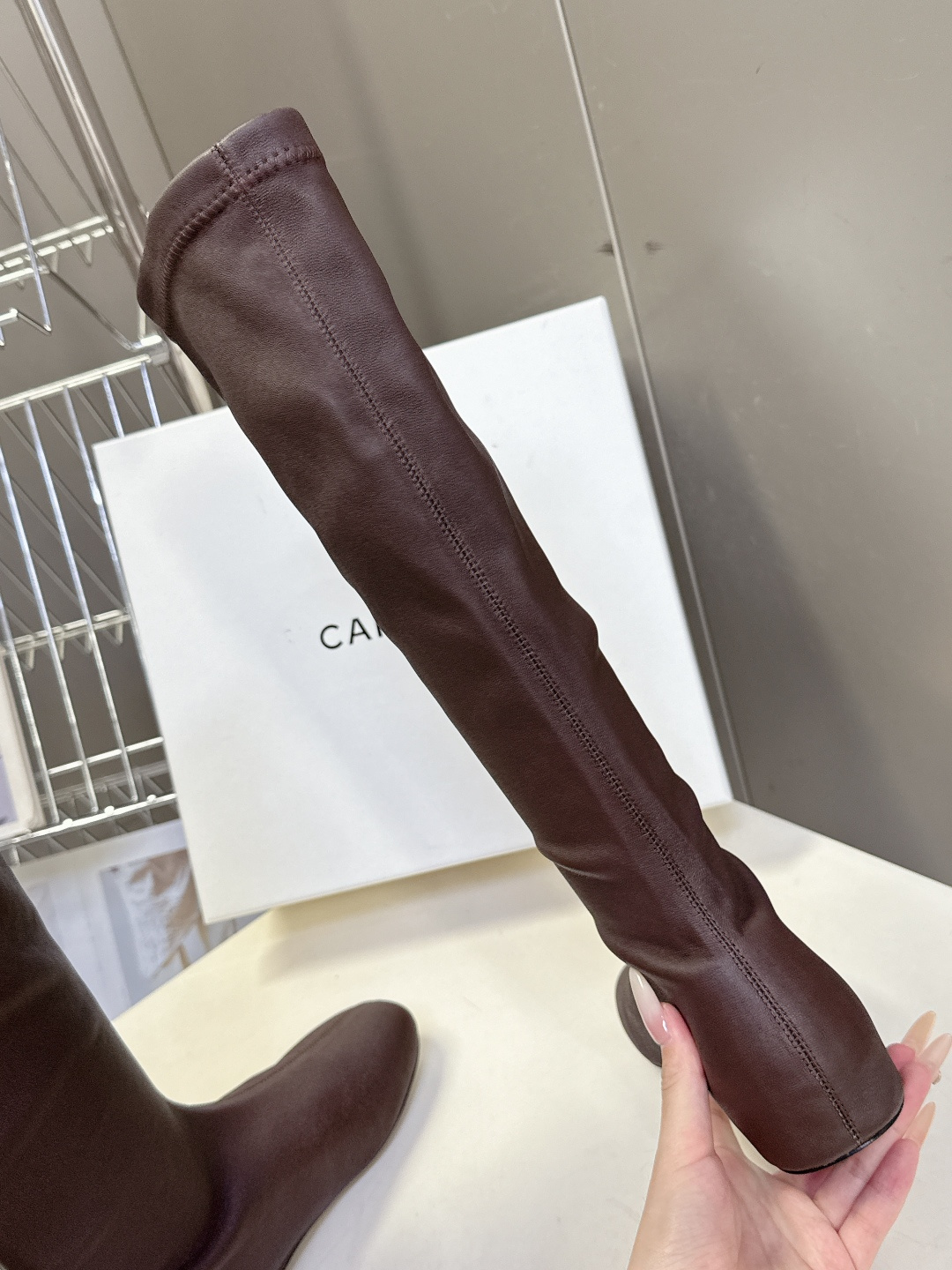 carven秋冬最新老钱风秀款 弹力长靴 超多明星时尚博主种草 carven靴子的设计风格通常以经典简约