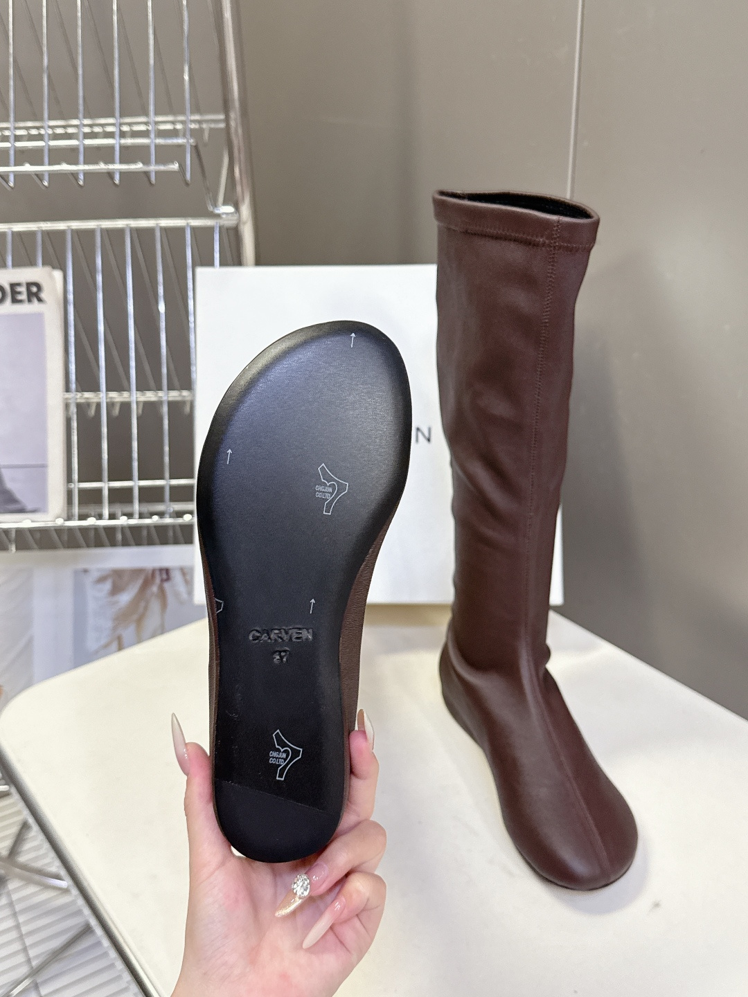 carven秋冬最新老钱风秀款 弹力长靴 超多明星时尚博主种草 carven靴子的设计风格通常以经典简约