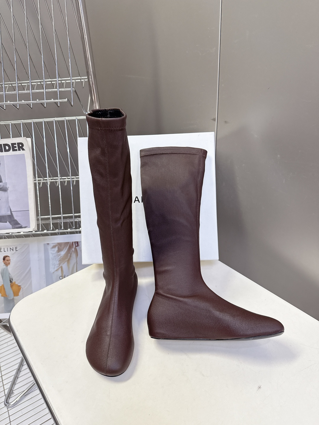 carven秋冬最新老钱风秀款 弹力长靴 超多明星时尚博主种草 carven靴子的设计风格通常以经典简约