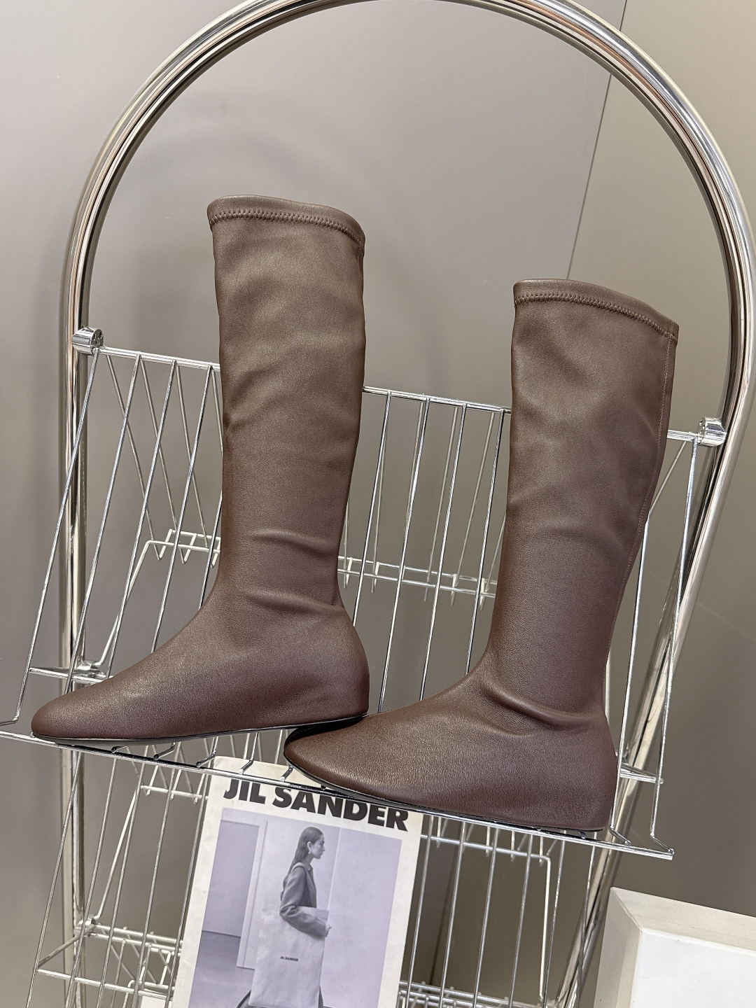 carven秋冬最新老钱风秀款 弹力长靴 超多明星时尚博主种草 carven靴子的设计风格通常以经典简约