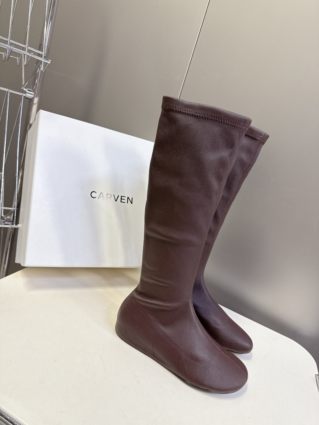 carven秋冬最新老钱风秀款 弹力长靴 超多明星时尚博主种草 carven靴子的设计风格通常以经典简约