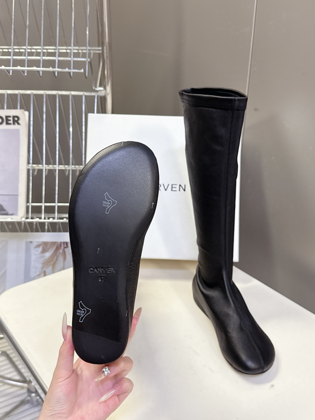 carven秋冬最新老钱风秀款 弹力长靴 超多明星时尚博主种草 carven靴子的设计风格通常以经典简约