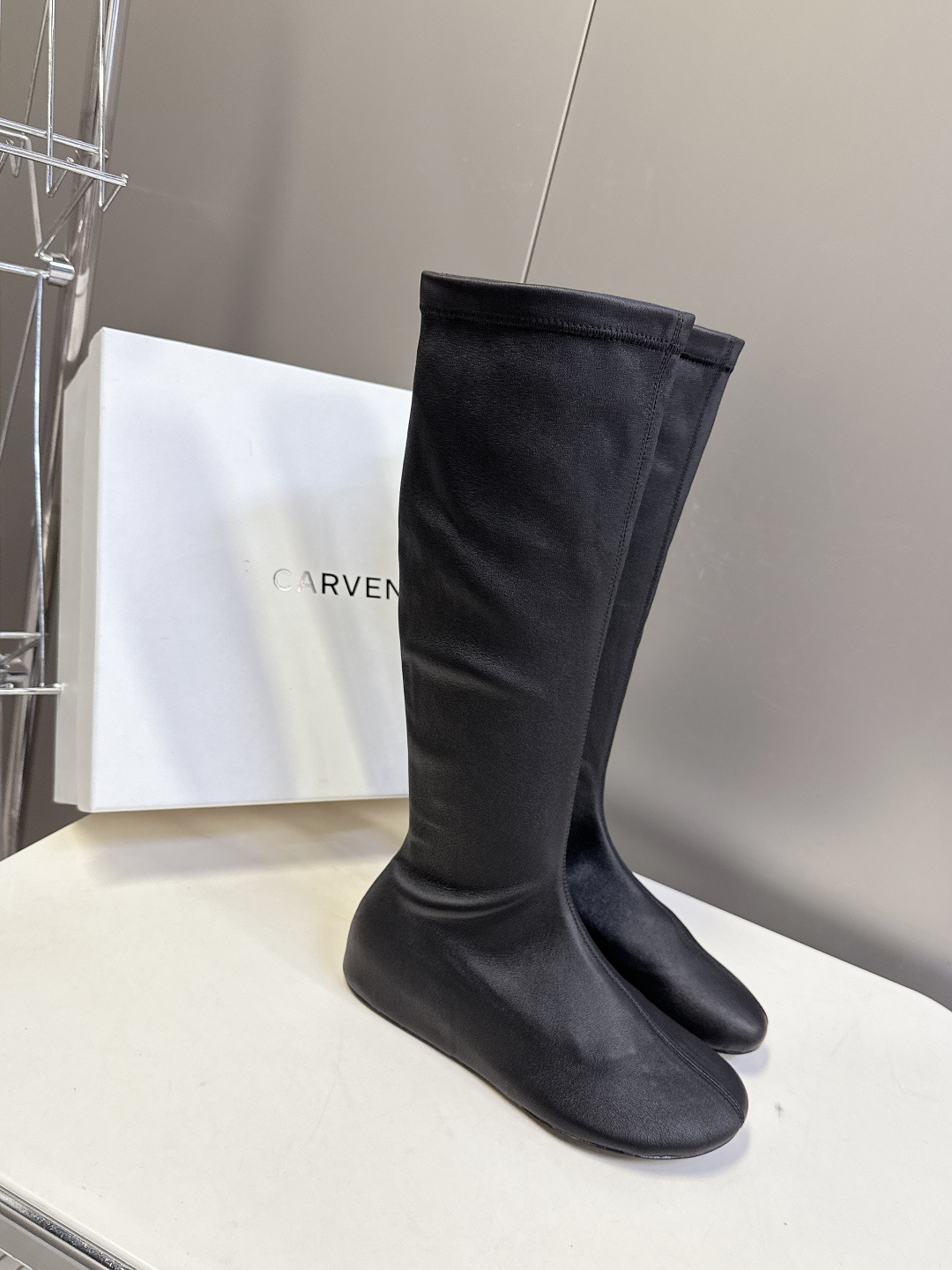 carven秋冬最新老钱风秀款 弹力长靴 超多明星时尚博主种草 carven靴子的设计风格通常以经典简约