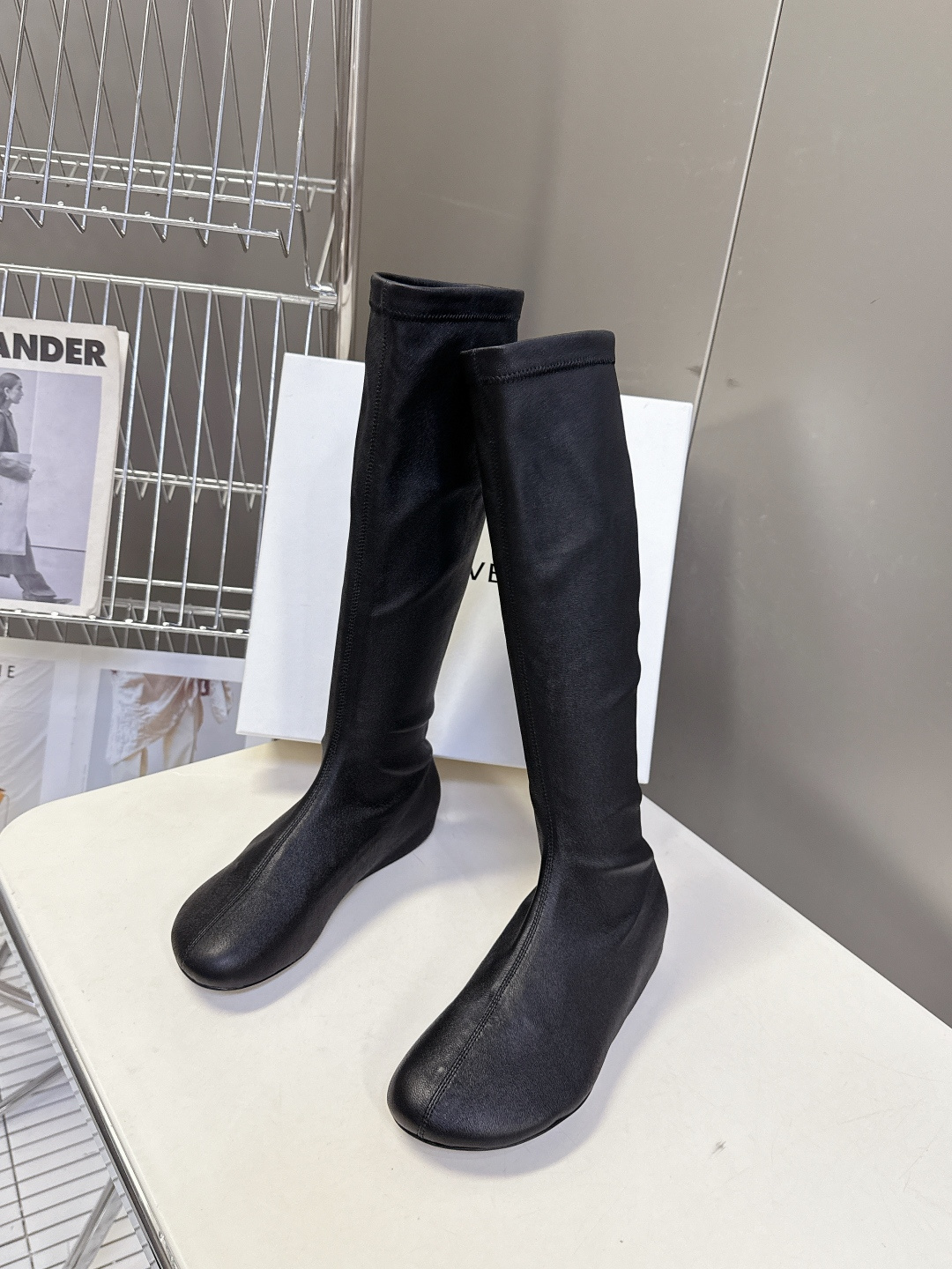 carven秋冬最新老钱风秀款 弹力长靴 超多明星时尚博主种草 carven靴子的设计风格通常以经典简约