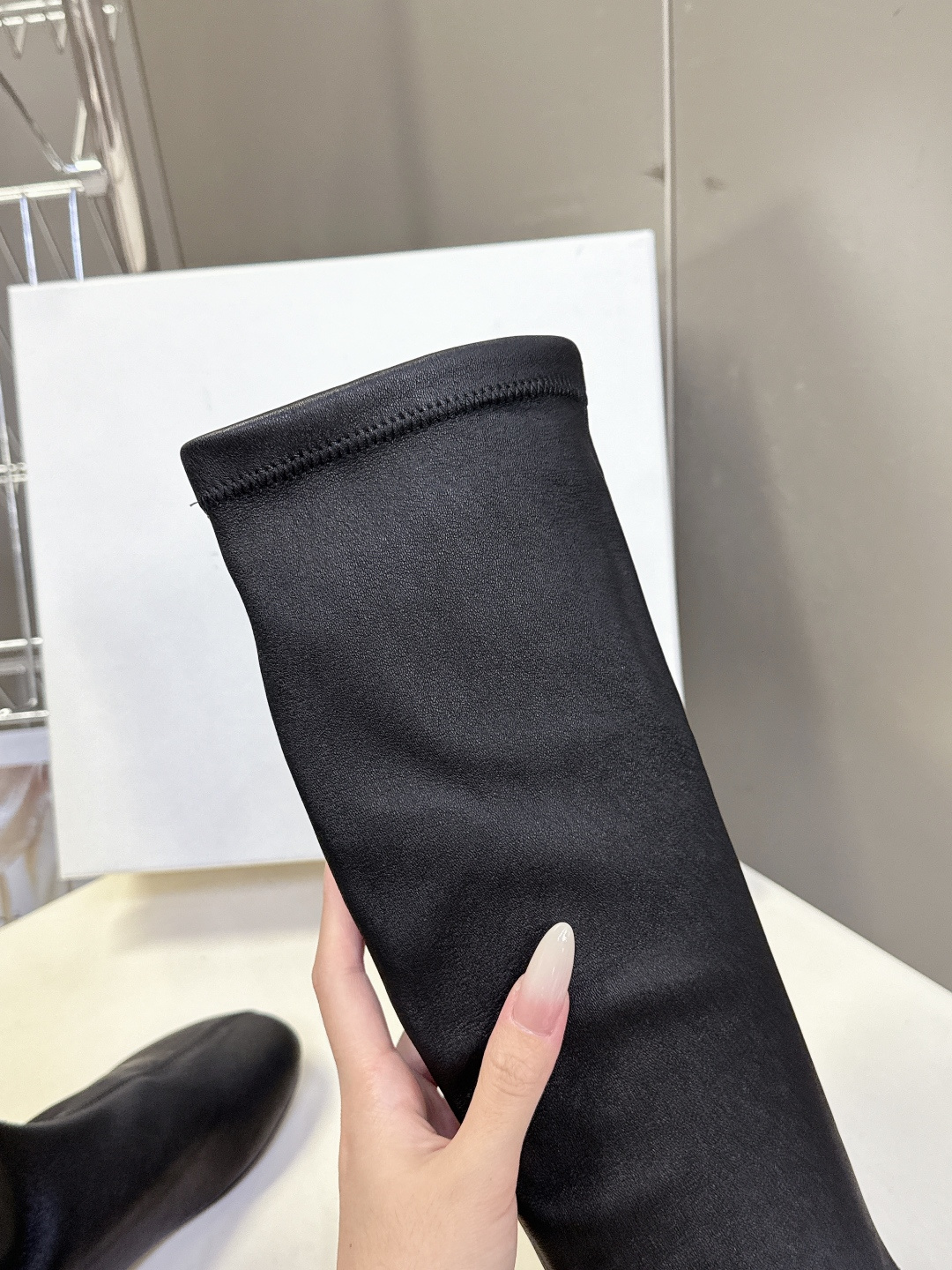 carven秋冬最新老钱风秀款 弹力长靴 超多明星时尚博主种草 carven靴子的设计风格通常以经典简约