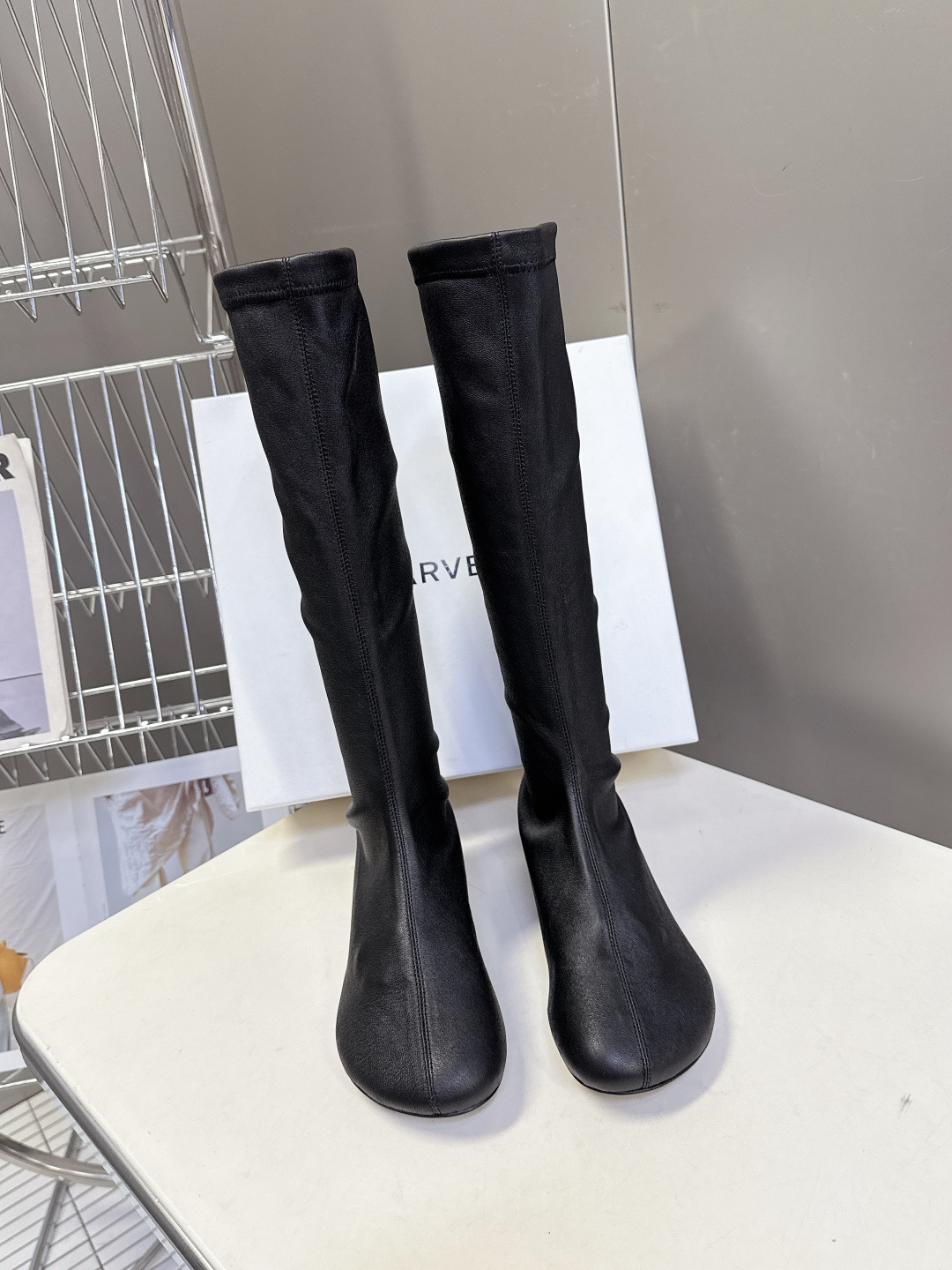 carven秋冬最新老钱风秀款 弹力长靴 超多明星时尚博主种草 carven靴子的设计风格通常以经典简约
