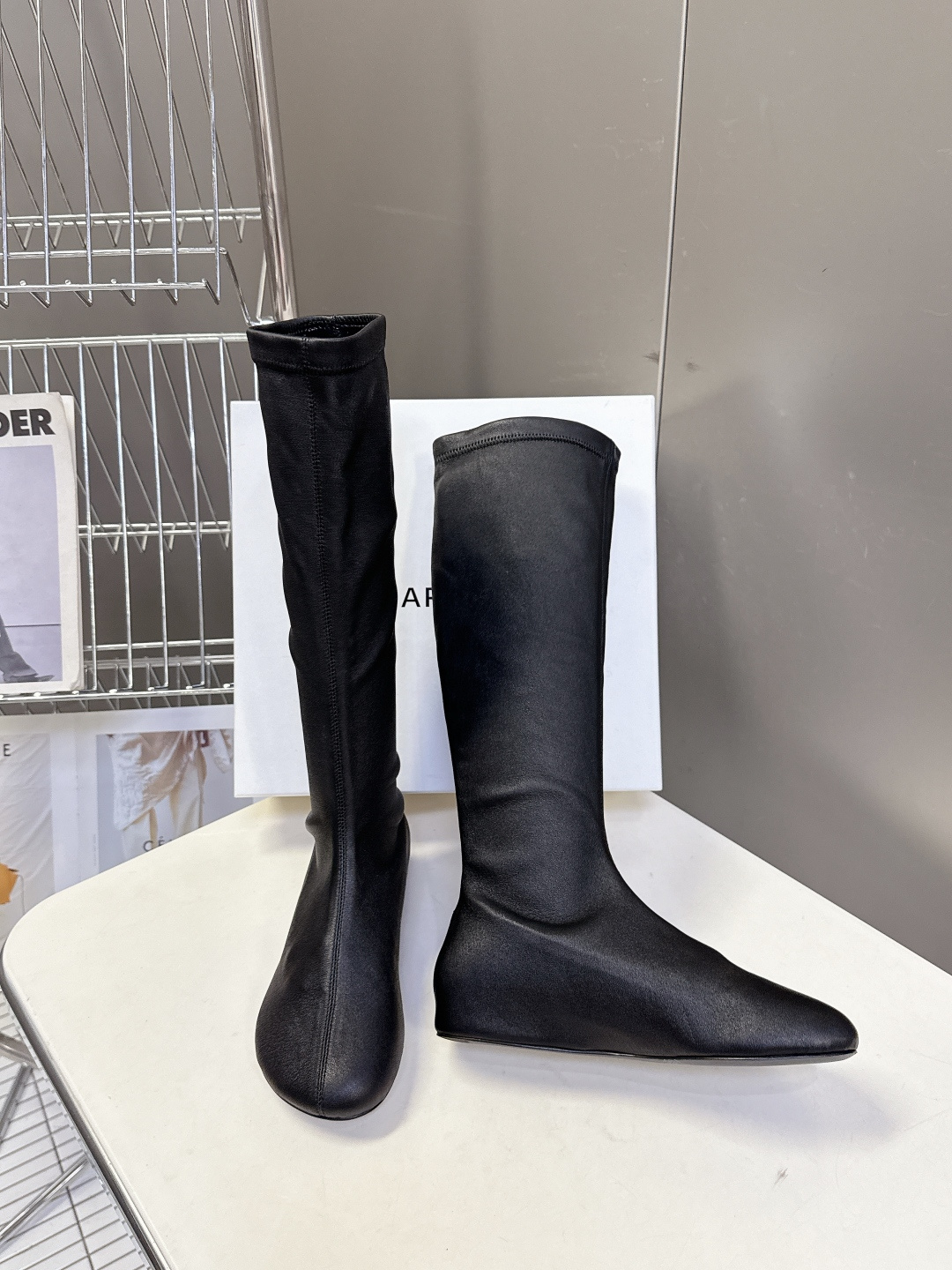 carven秋冬最新老钱风秀款 弹力长靴 超多明星时尚博主种草 carven靴子的设计风格通常以经典简约