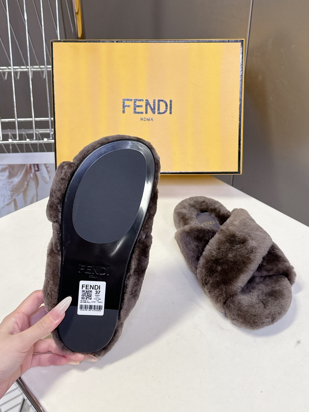 FENDI芬迪秋冬新款毛毛拖 每逢秋冬来临 毛拖是必不可少的单品 不仅足够保暖 还能拥有舒适的触感无论搭