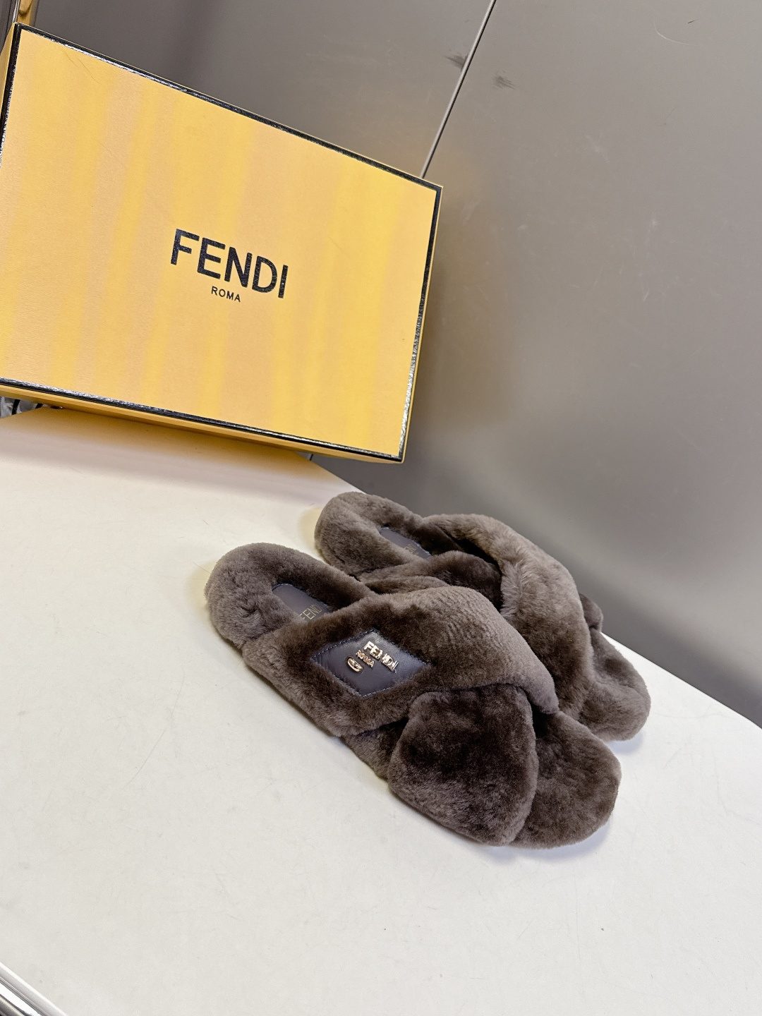 FENDI芬迪秋冬新款毛毛拖 每逢秋冬来临 毛拖是必不可少的单品 不仅足够保暖 还能拥有舒适的触感无论搭