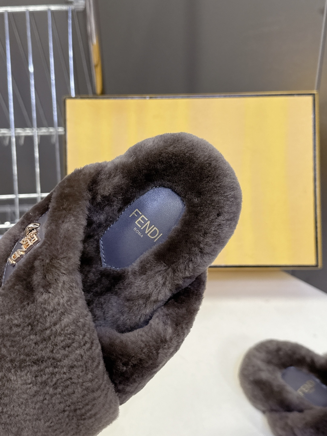 FENDI芬迪秋冬新款毛毛拖 每逢秋冬来临 毛拖是必不可少的单品 不仅足够保暖 还能拥有舒适的触感无论搭
