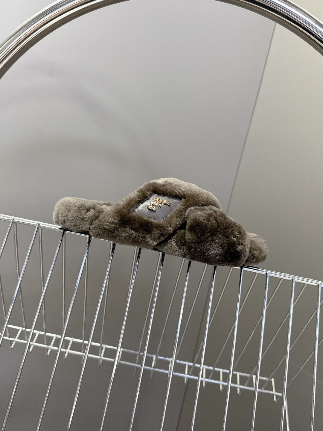 FENDI芬迪秋冬新款毛毛拖 每逢秋冬来临 毛拖是必不可少的单品 不仅足够保暖 还能拥有舒适的触感无论搭