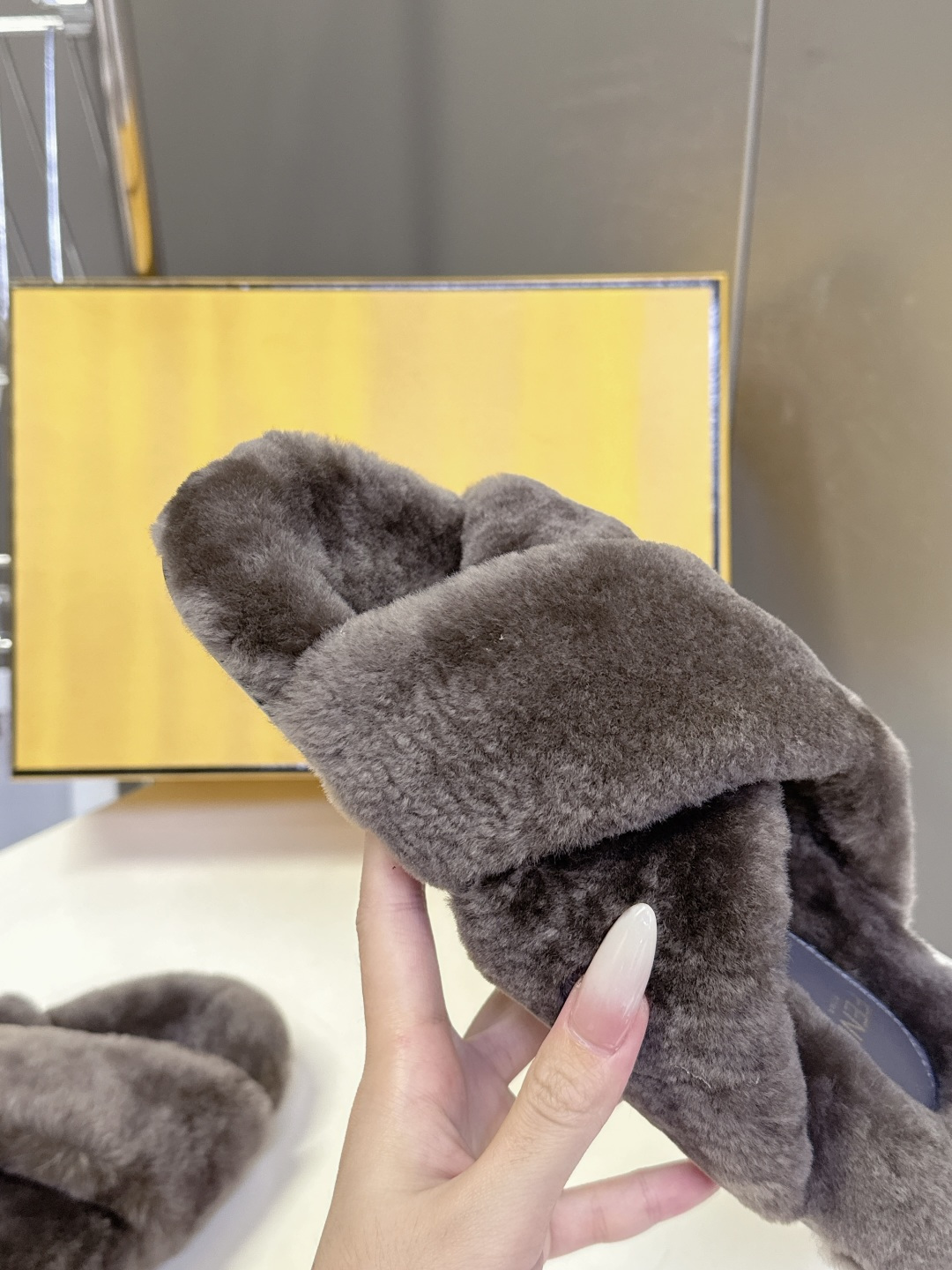 FENDI芬迪秋冬新款毛毛拖 每逢秋冬来临 毛拖是必不可少的单品 不仅足够保暖 还能拥有舒适的触感无论搭