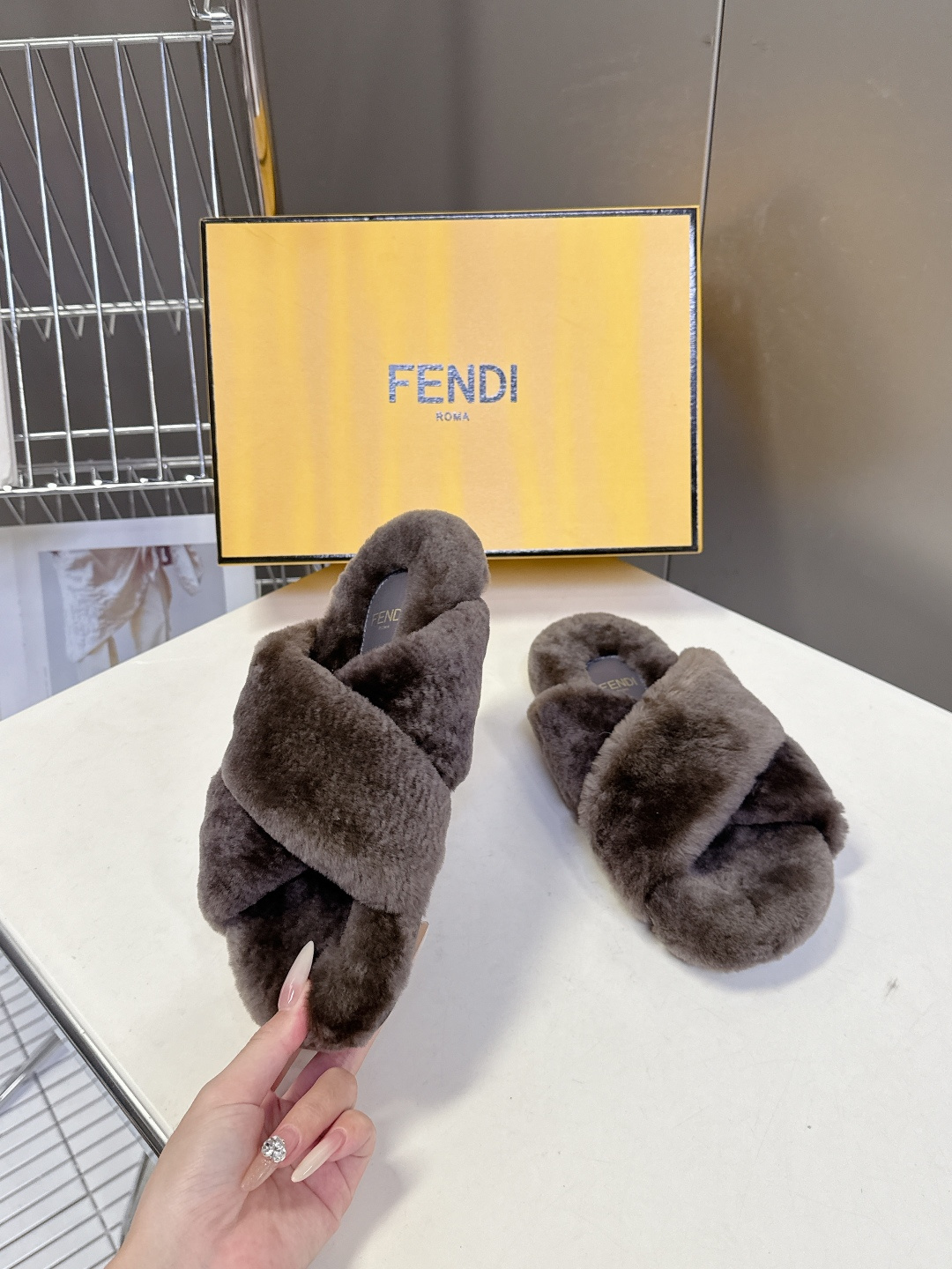 FENDI芬迪秋冬新款毛毛拖 每逢秋冬来临 毛拖是必不可少的单品 不仅足够保暖 还能拥有舒适的触感无论搭