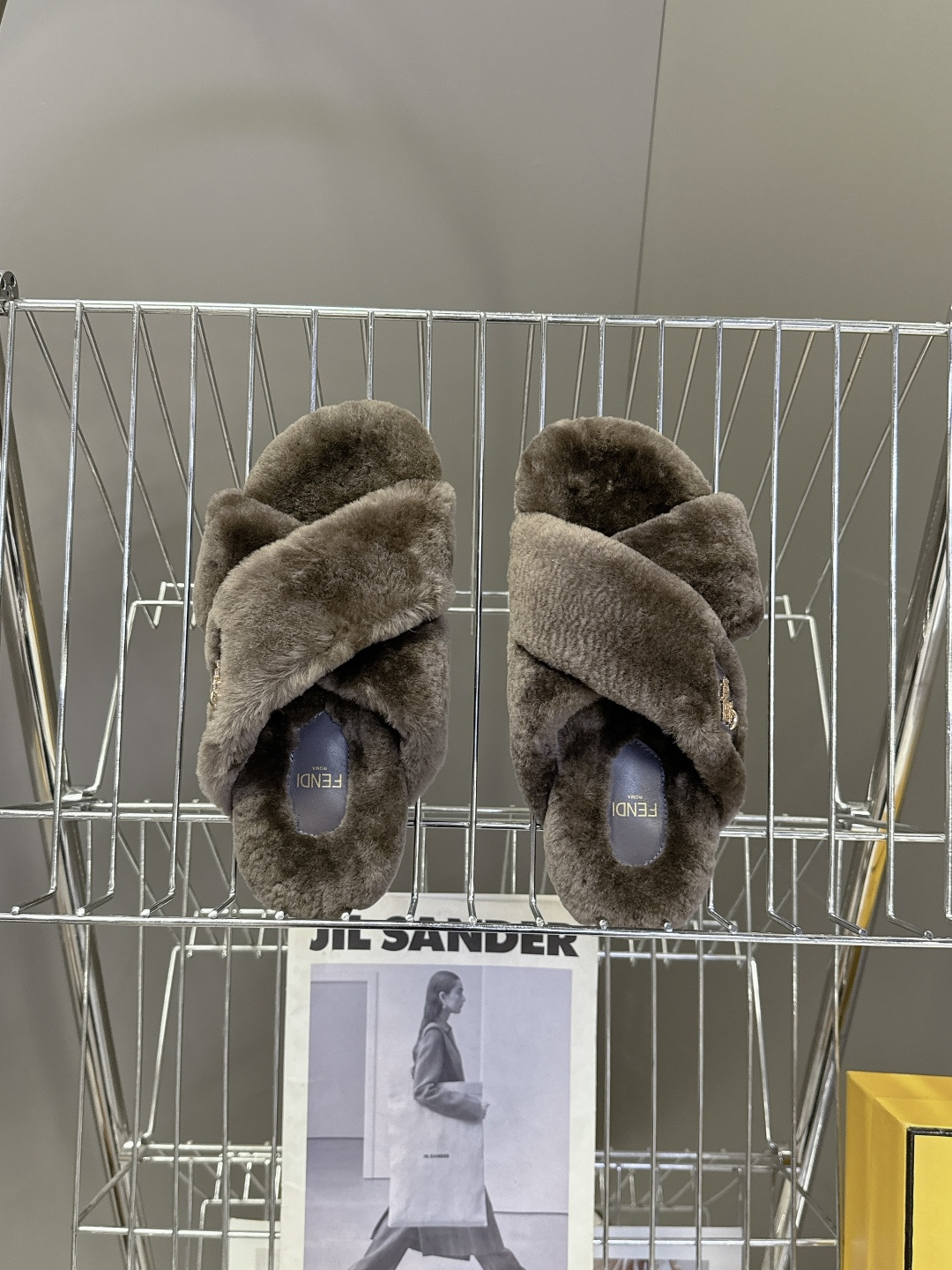 FENDI芬迪秋冬新款毛毛拖 每逢秋冬来临 毛拖是必不可少的单品 不仅足够保暖 还能拥有舒适的触感无论搭