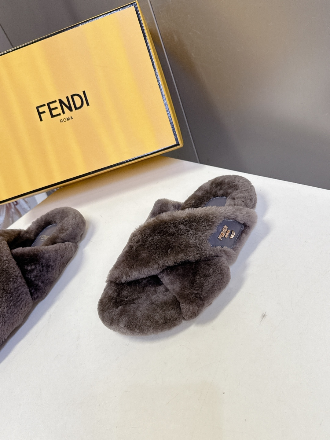 FENDI芬迪秋冬新款毛毛拖 每逢秋冬来临 毛拖是必不可少的单品 不仅足够保暖 还能拥有舒适的触感无论搭