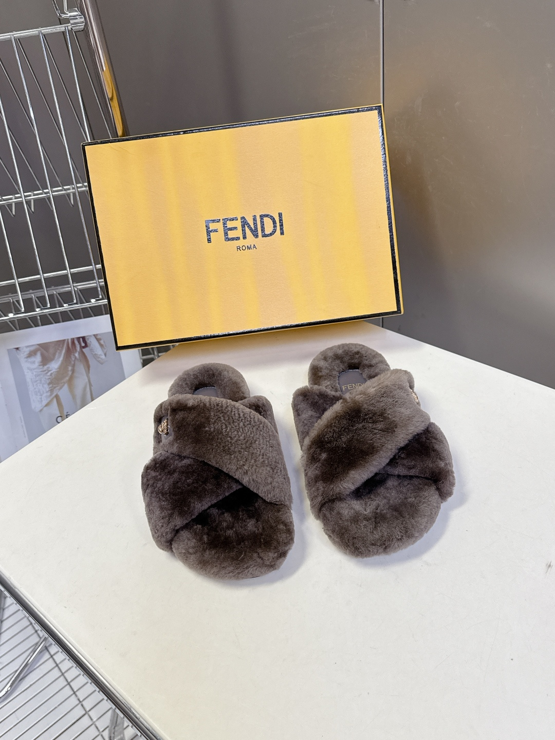 FENDI芬迪秋冬新款毛毛拖 每逢秋冬来临 毛拖是必不可少的单品 不仅足够保暖 还能拥有舒适的触感无论搭