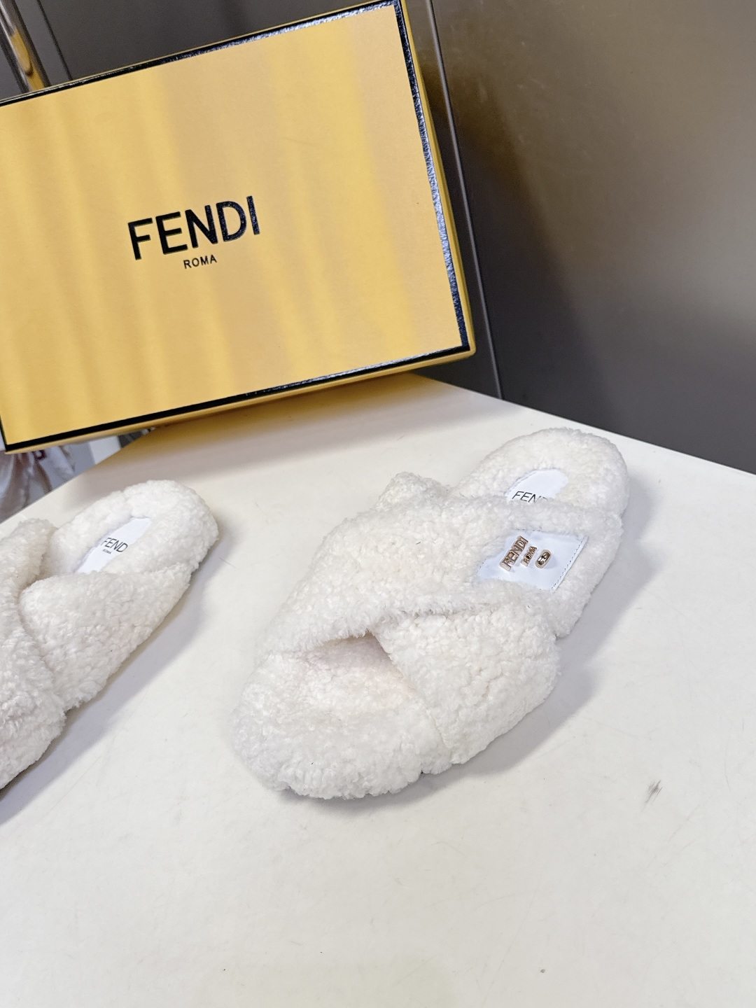 FENDI芬迪秋冬新款毛毛拖 每逢秋冬来临 毛拖是必不可少的单品 不仅足够保暖 还能拥有舒适的触感无论搭