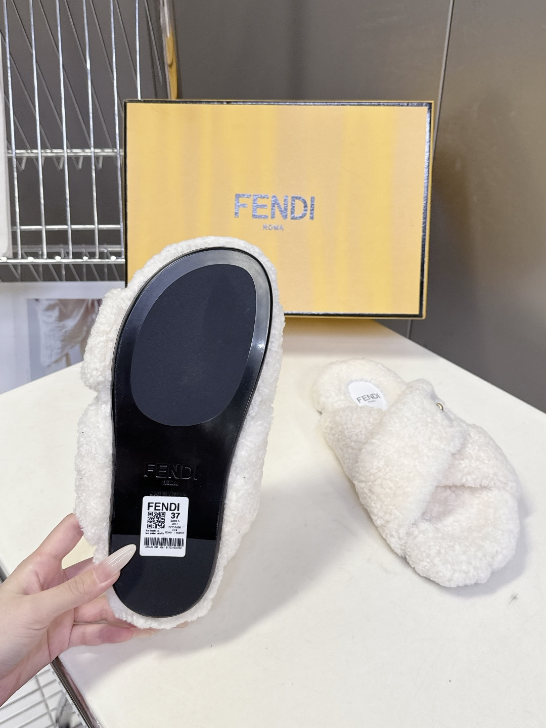 FENDI芬迪秋冬新款毛毛拖 每逢秋冬来临 毛拖是必不可少的单品 不仅足够保暖 还能拥有舒适的触感无论搭