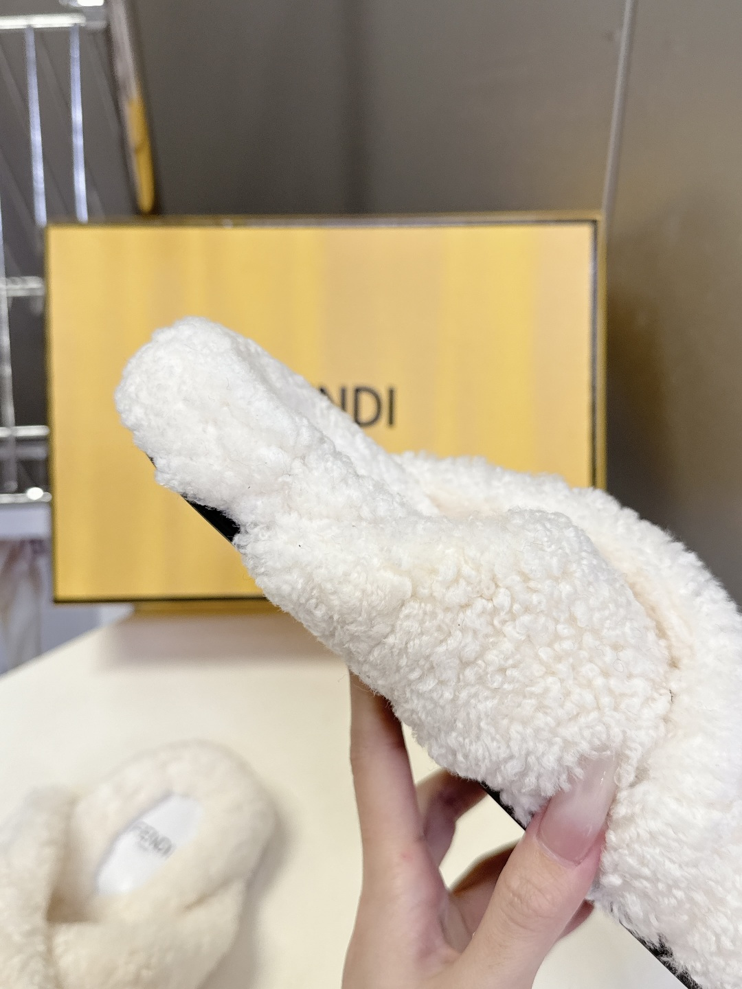 FENDI芬迪秋冬新款毛毛拖 每逢秋冬来临 毛拖是必不可少的单品 不仅足够保暖 还能拥有舒适的触感无论搭