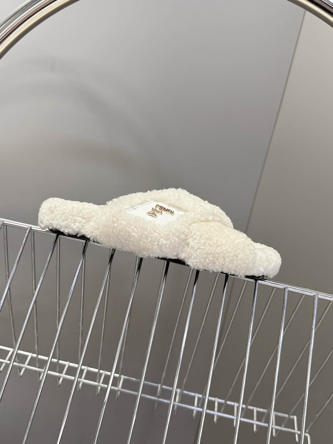 FENDI芬迪秋冬新款毛毛拖 每逢秋冬来临 毛拖是必不可少的单品 不仅足够保暖 还能拥有舒适的触感无论搭