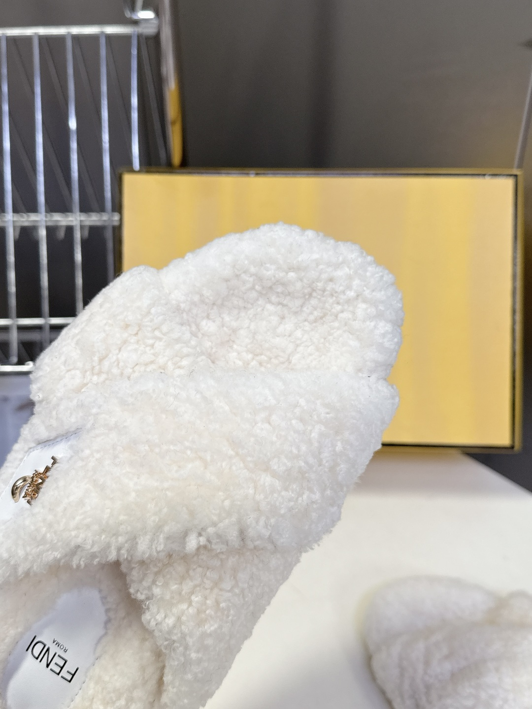 FENDI芬迪秋冬新款毛毛拖 每逢秋冬来临 毛拖是必不可少的单品 不仅足够保暖 还能拥有舒适的触感无论搭